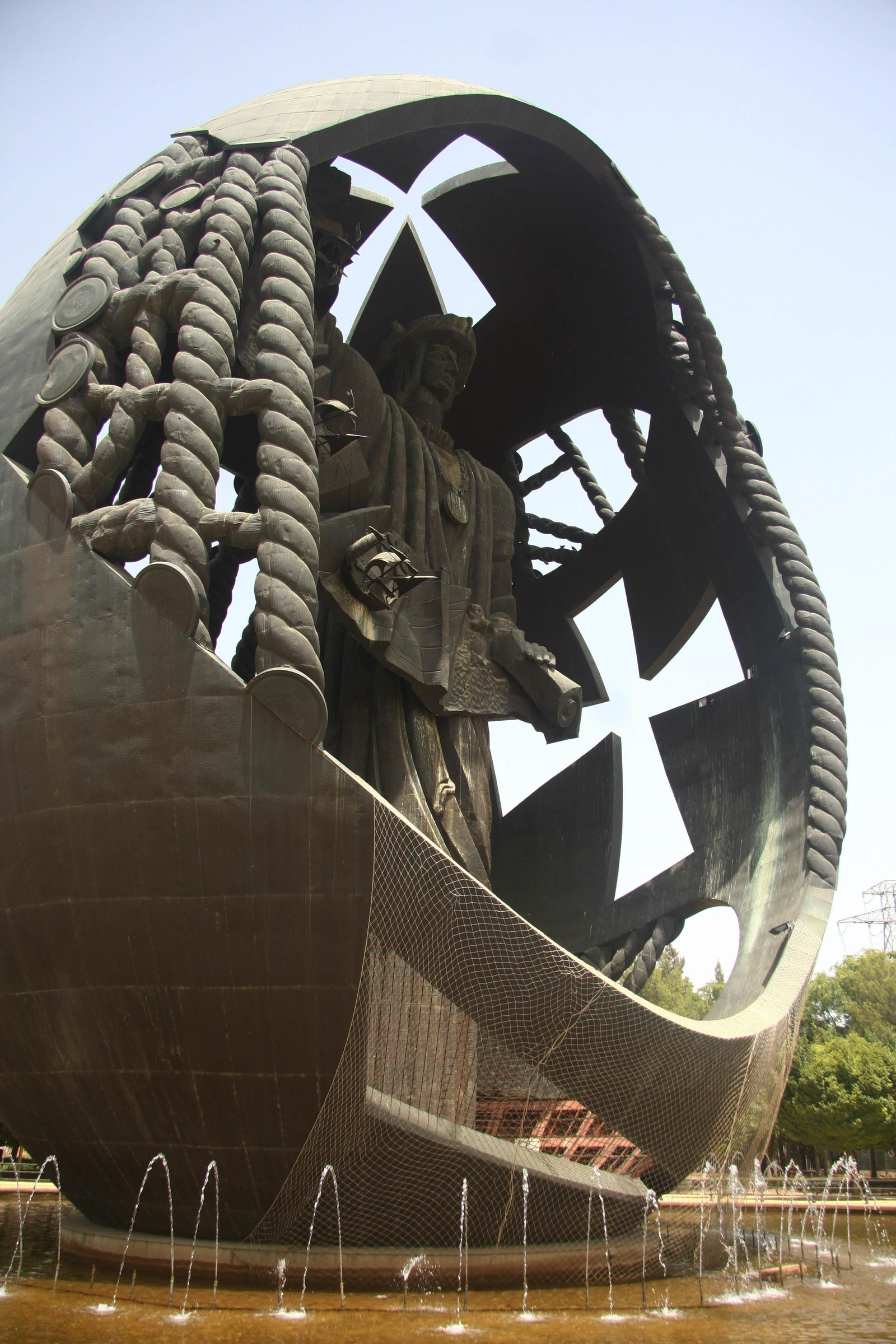 Malla colocada tras el robo de las planchas inferiores en el año 2012.