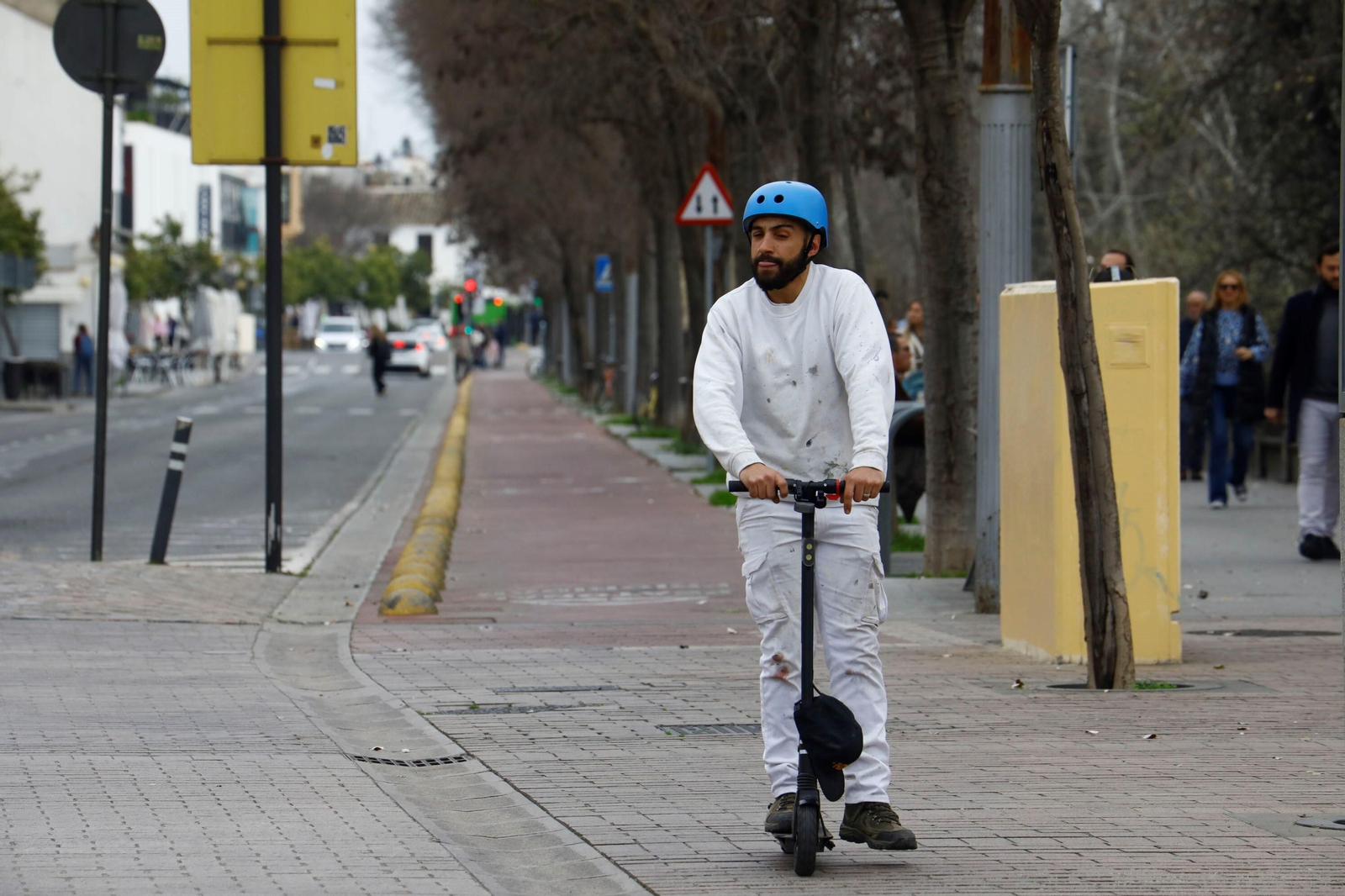 Un usuario de un patinete en Córdoba.