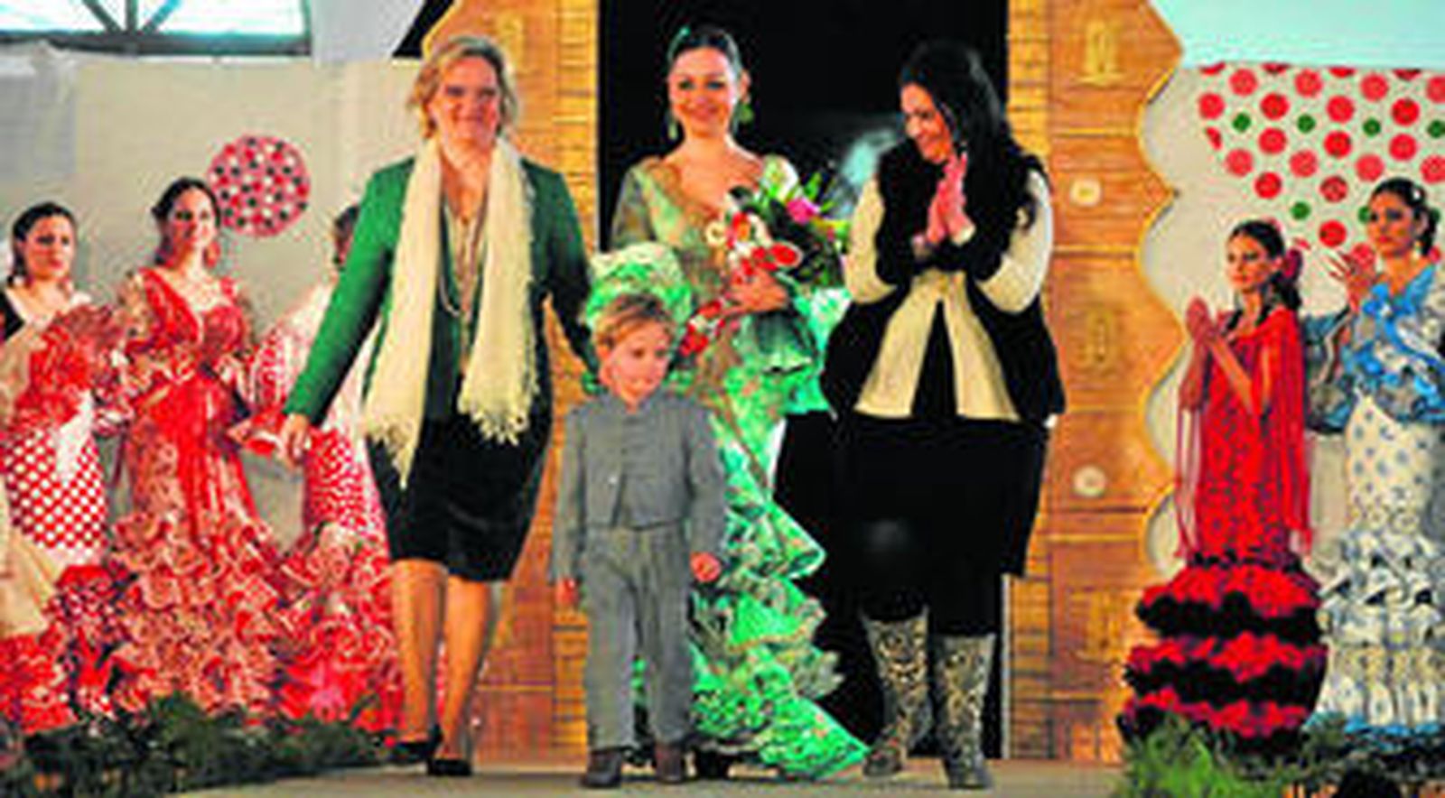 Algunos de los trajes que se pudieron ver en el Certamen de Moda Flamenca de Zalamea la Real.