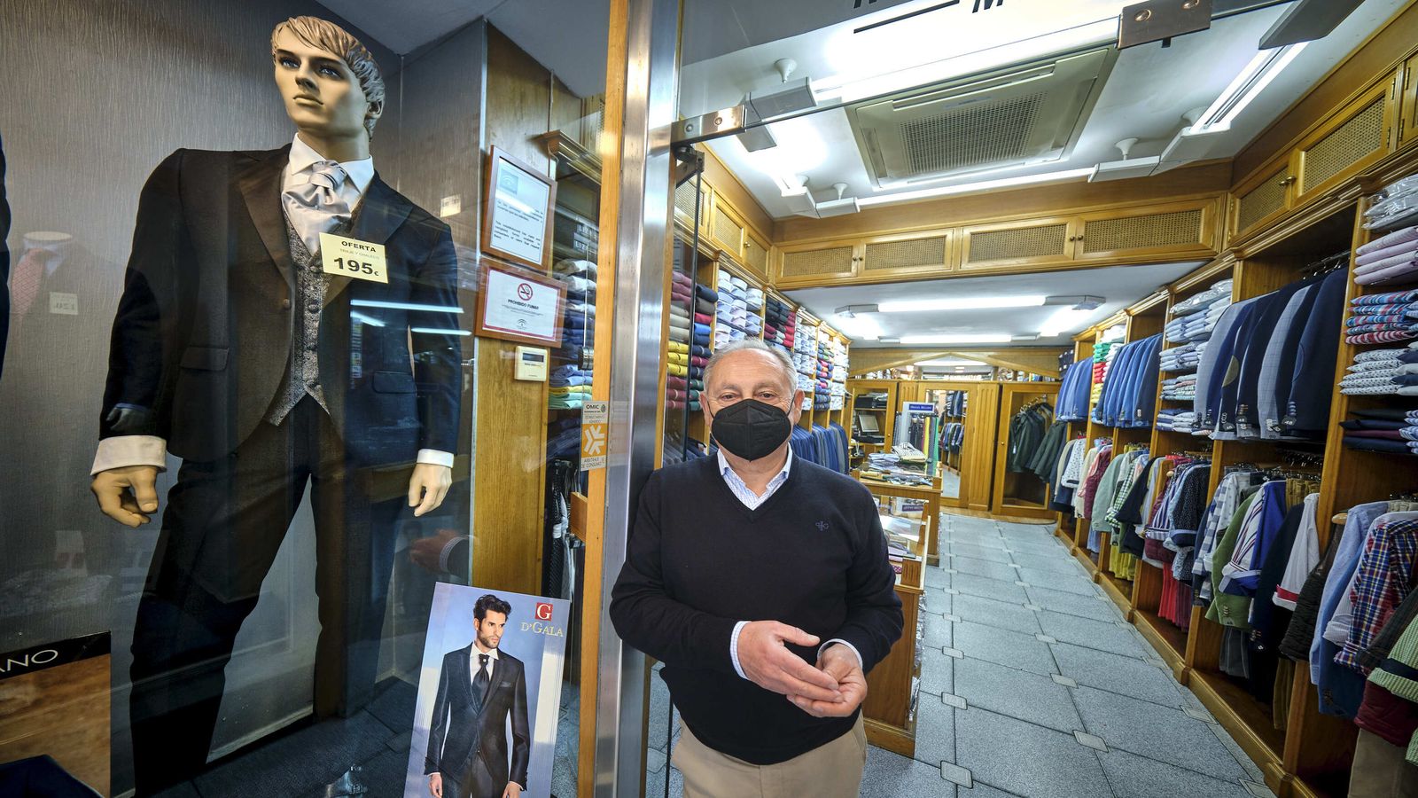 Manuel Infante posa en la puerta de su tienda en la calle Compañía.
