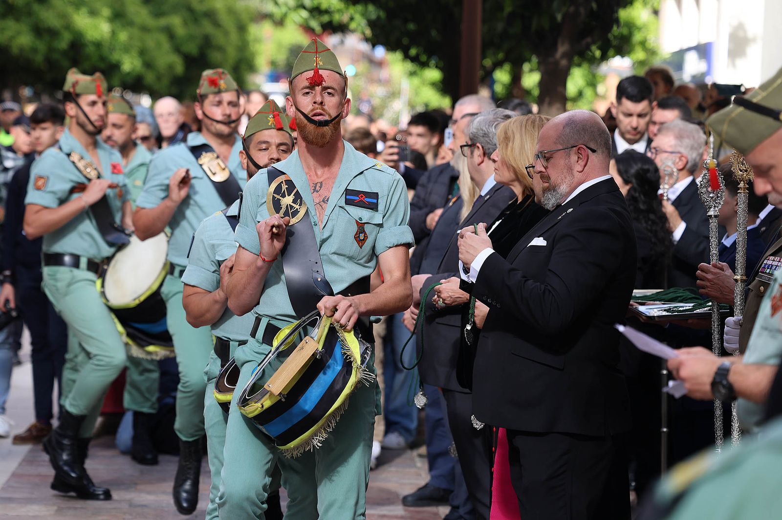 Sábado de Pasión: Imágenes de la procesión del Cristo de la Vera+Cruz portado por el Grupo de Caballería Ligero Acorazado 'Reyes Católicos' II de la Legión de Ronda
