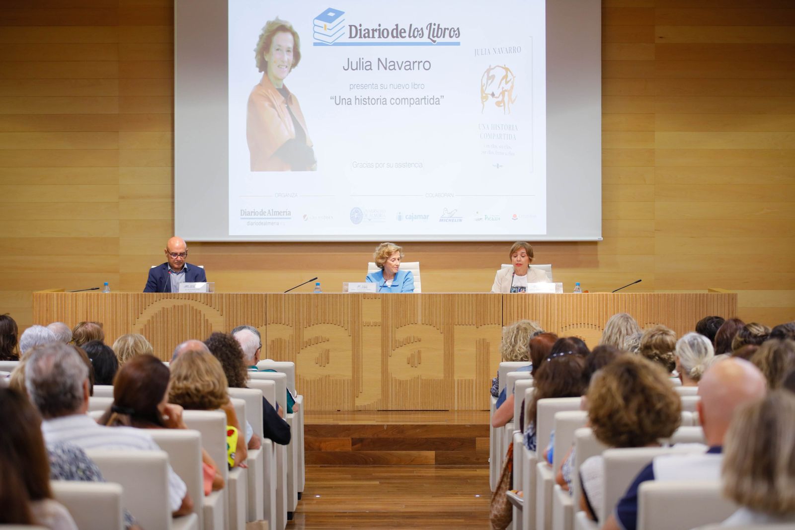 Imágenes de Diario de los Libros, con Julia Navarro