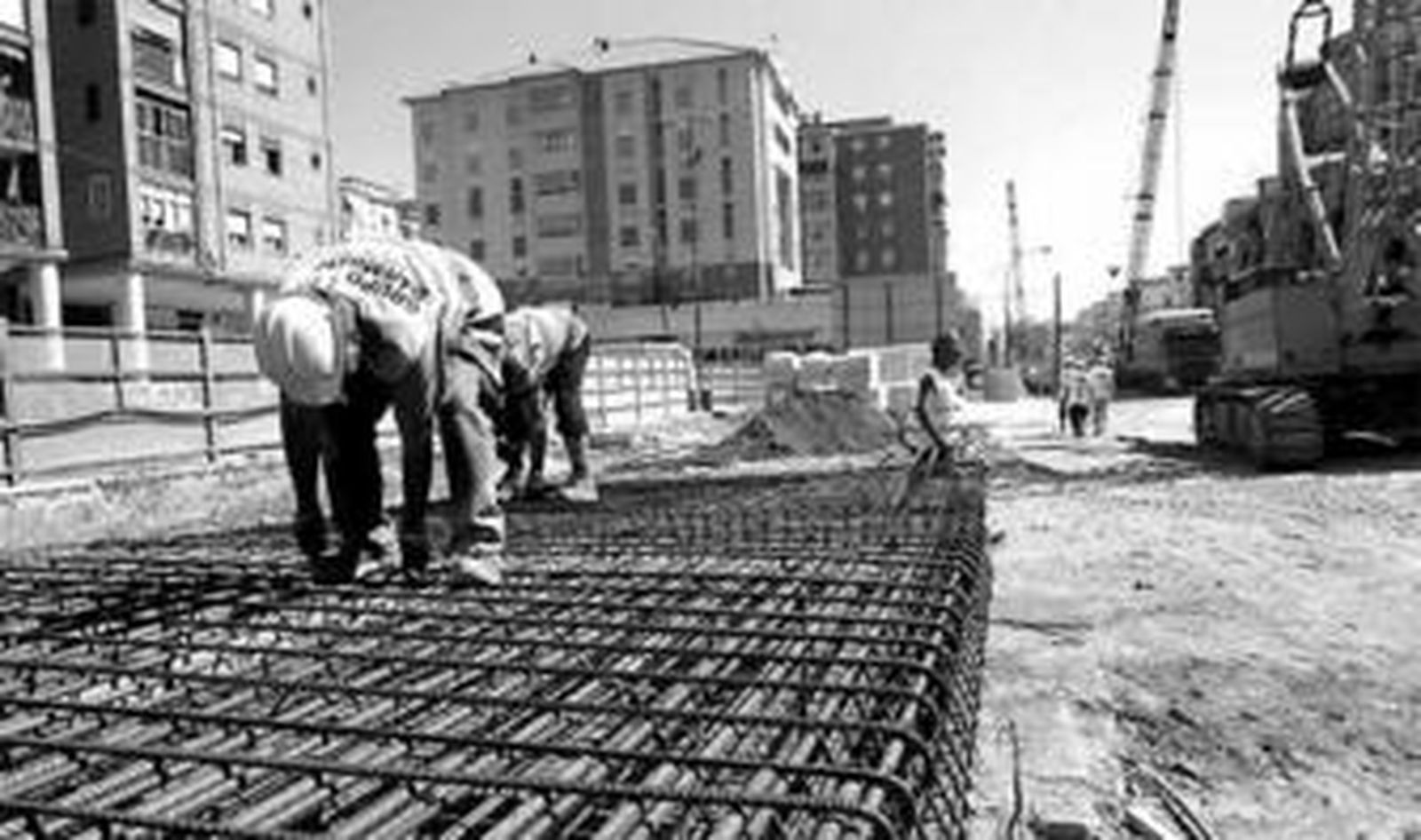 Varios obreros del Metro montan una armadura de hierro para uno de los muros pantalla.