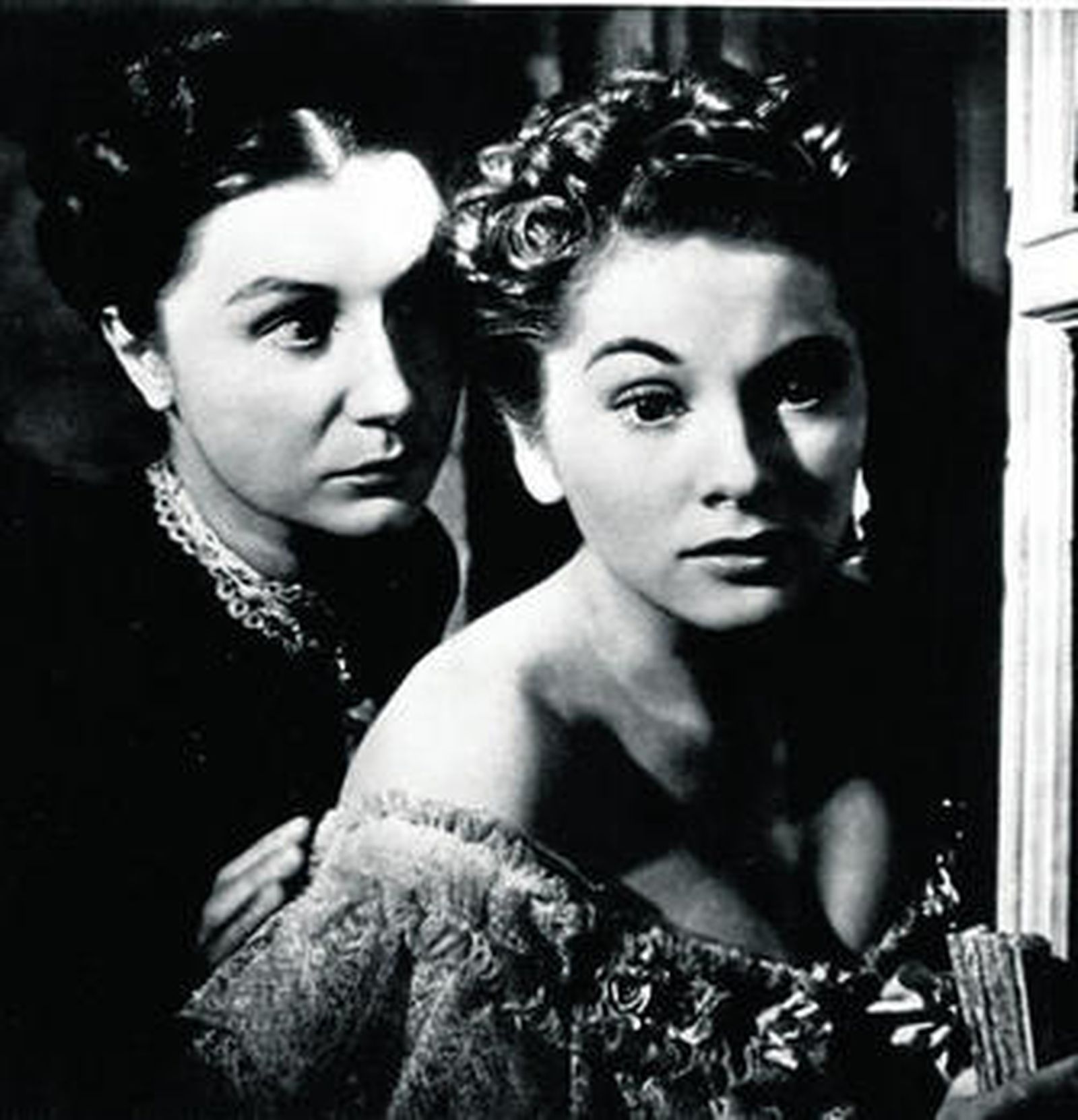 Joan Fontaine, acompañada de Judith Anderson, en la película que dio fama a la intérprete, 'Rebeca'.