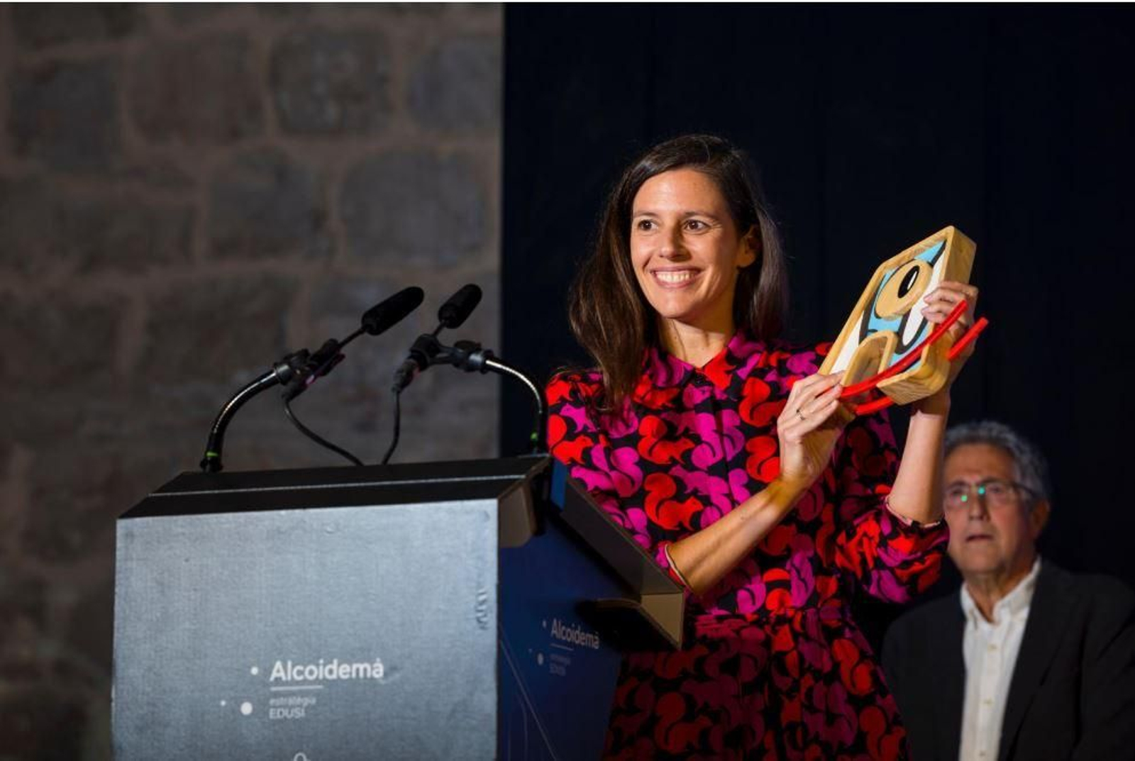 Alicia Núñez recogiendo, recientemente, el premio a Mejor Corto Nacional en el Festival de Animalcoi.