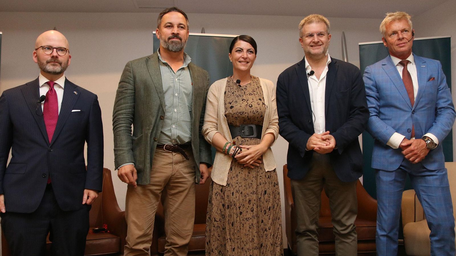 Foto de familia junto a eurodiputados de partidos afines a Vox.