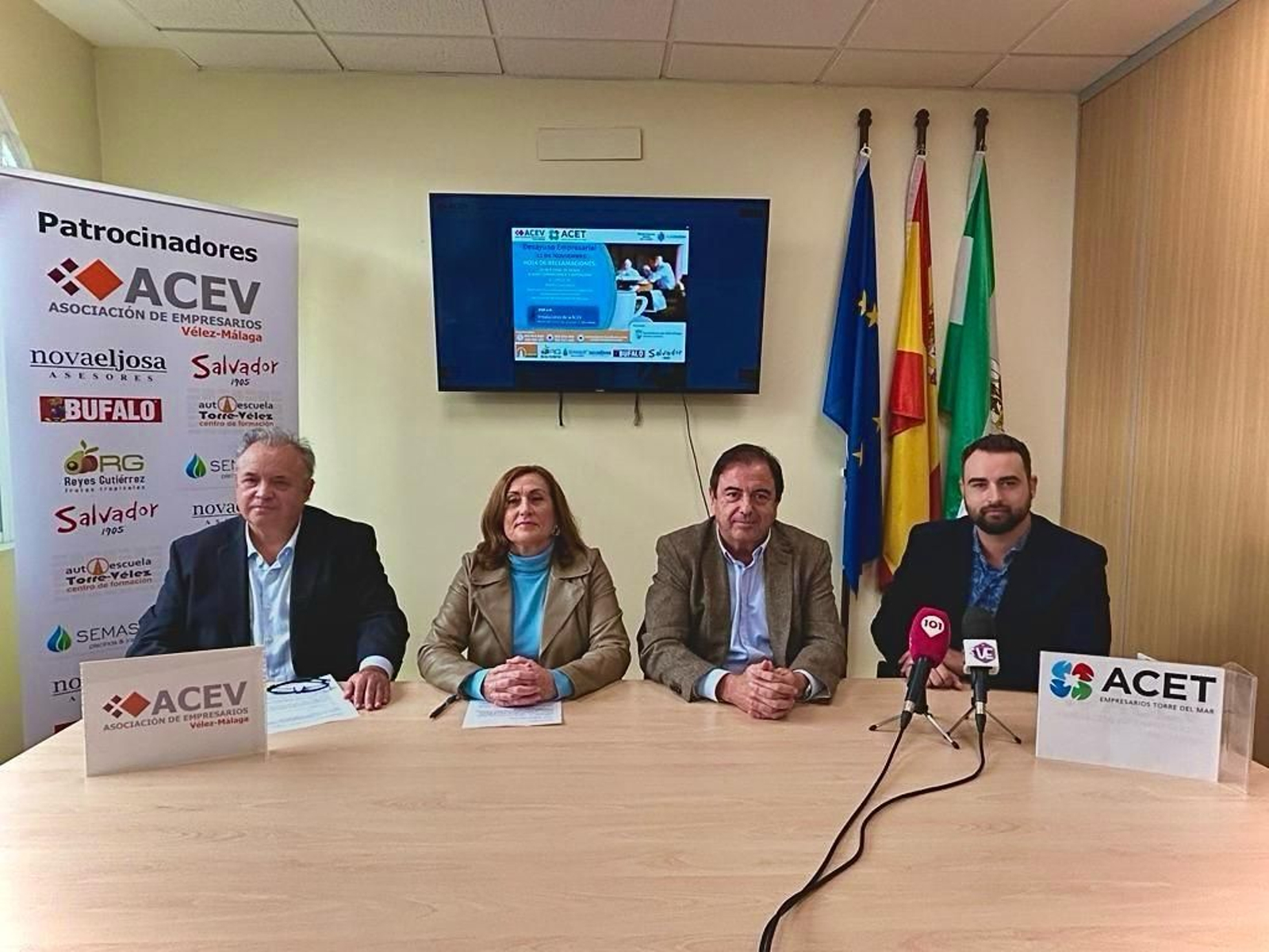Desayuno empresarial entre el Ayuntamiento de Vélez-Málaga, la ACEV y ACET