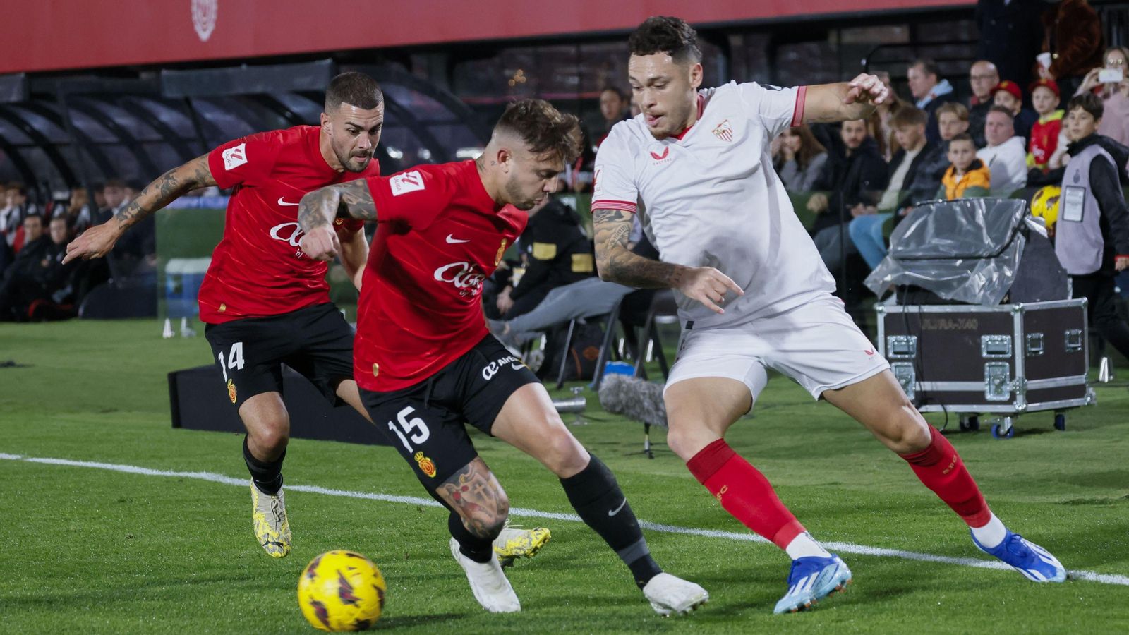 Ocampos trata de irse obstaculizado por Dani Rodríguez y Maffeo.