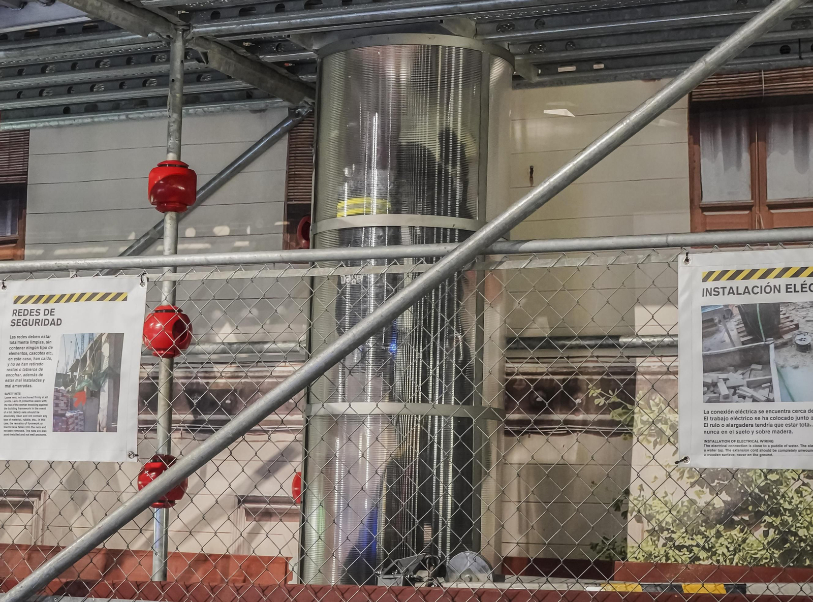 Ejercicio de rescate de víctimas en espacios confinados por los Bomberos de Granada, en imágenes