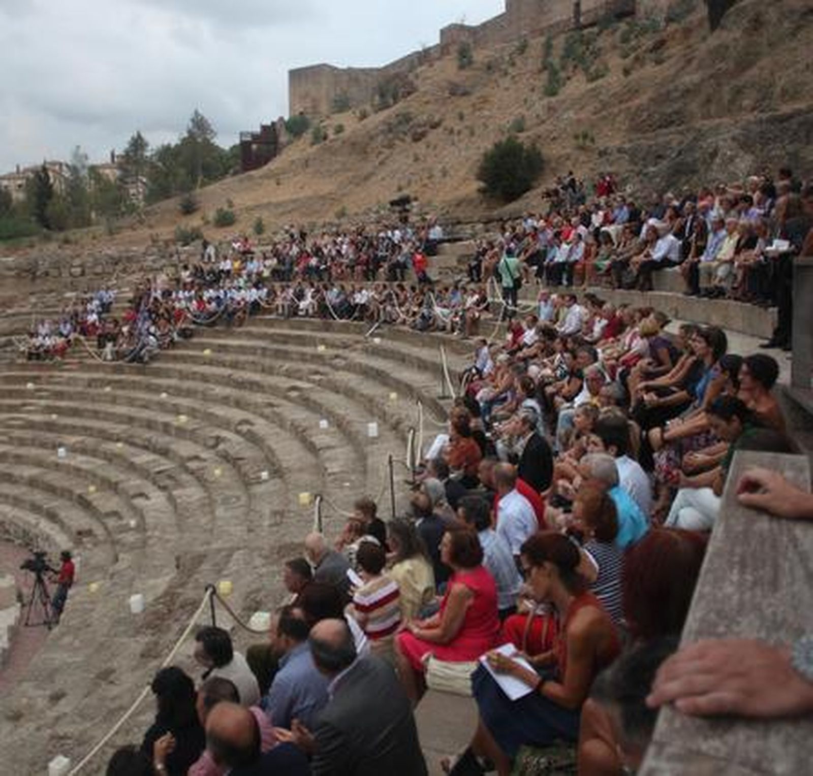 Las gradas del coliseo estrenaron aforo ante unos 400 invitados a un acto simbólico como la guitarra de Daniel Casares y el predicado de Carlos Álvarez como reclamo

Foto: Sergio Camacho