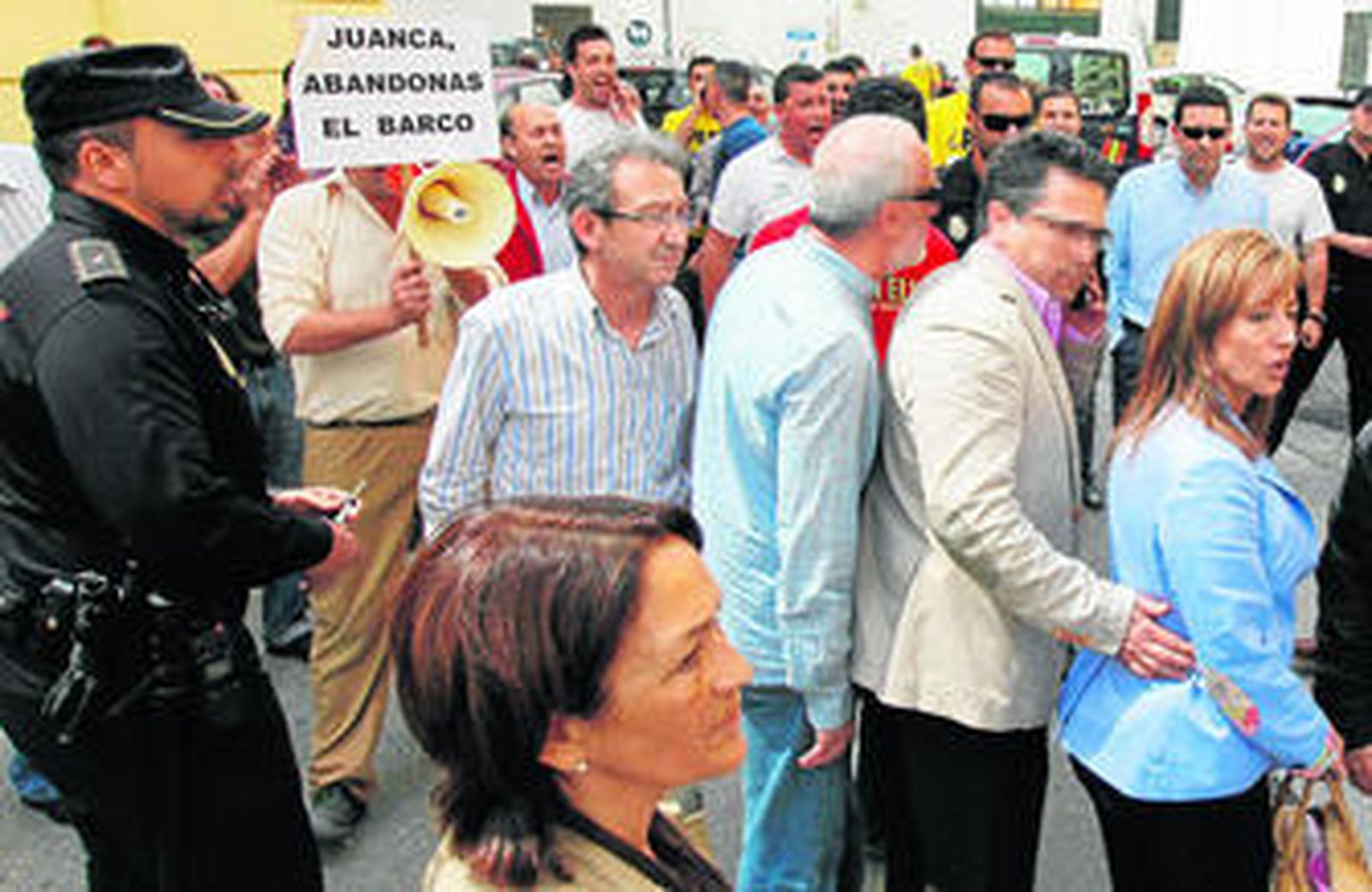 La alcaldesa sale escoltada por las fuerzas del orden junto a altos cargos del PSOE local como Salvador León y Charo Cano, en primer término.