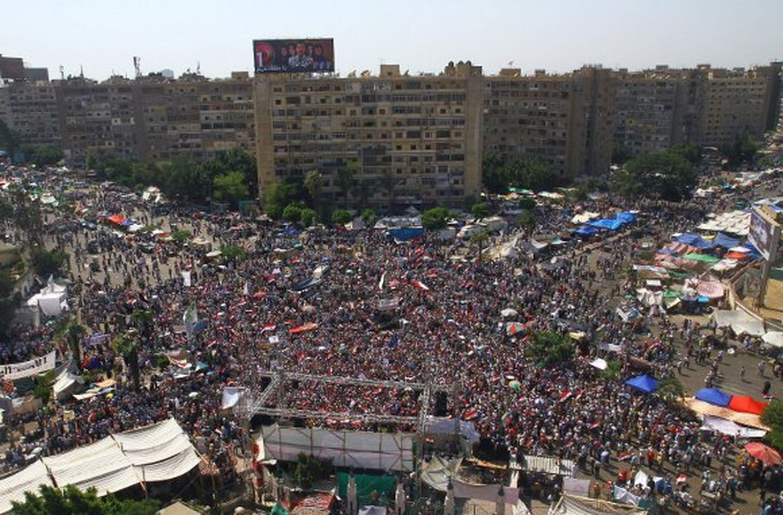 Aumenta a 18 el número de muertos en las protestas contra Mursi