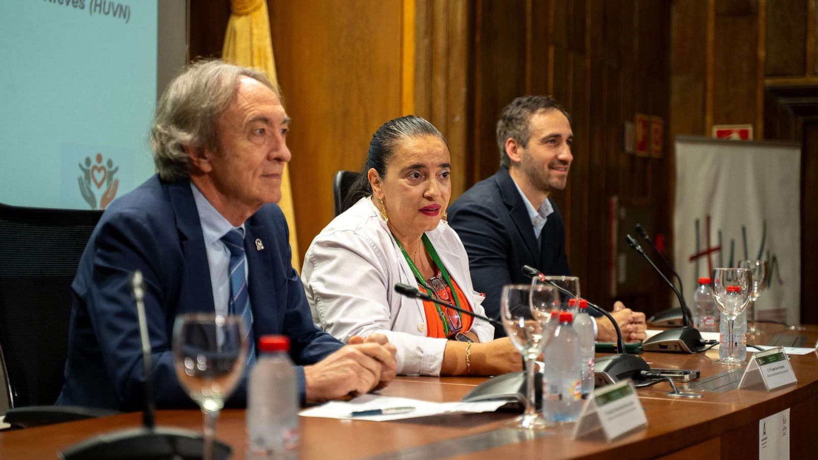 El delegado de Salud, Indalecio Sánchez-Montesinos, junto a la directora gerente del centro, María Ángeles García El delegado de Salud, Indalecio Sánchez-Montesinos, junto a la directora gerente del centro, María Ángeles García