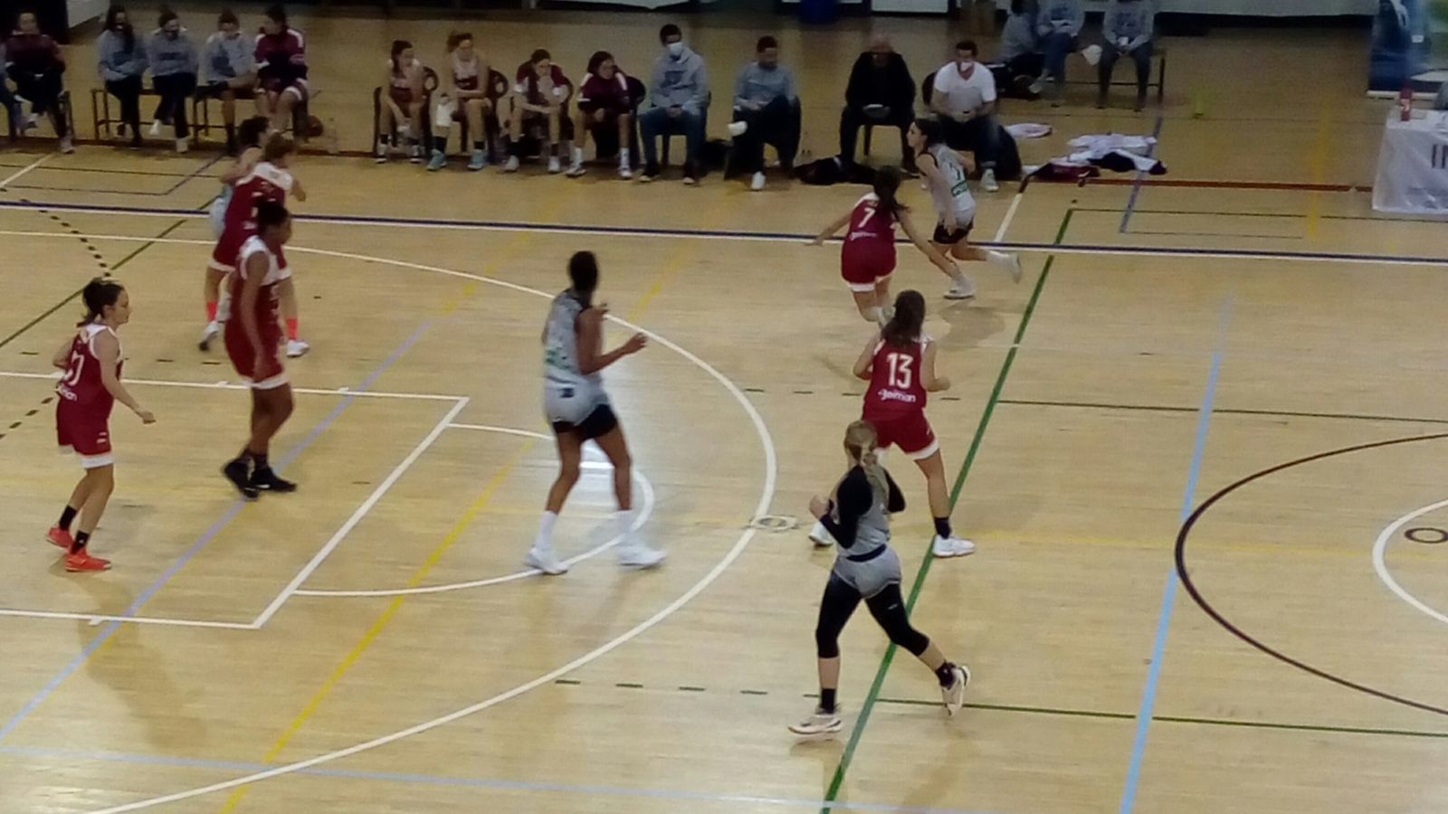 Las jugadoras de Fernando Planelles defienden en zona 2-3 en un momento del partido.