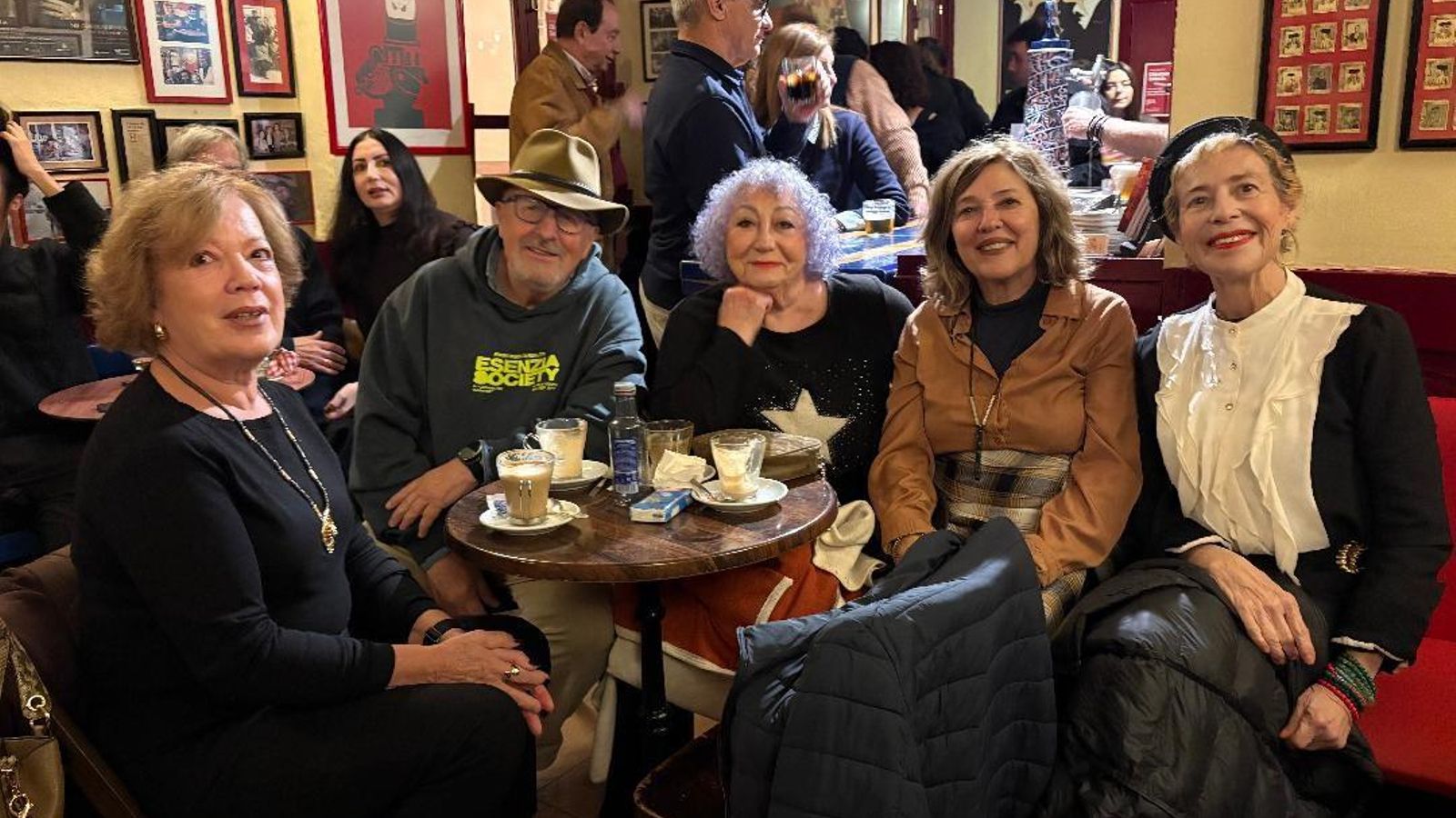 Paqui  Sousa, Luis Frade, Carmen Blanco, Marisa de las Cuevas y Tere Torres compartieron mesa durante el coloquio.