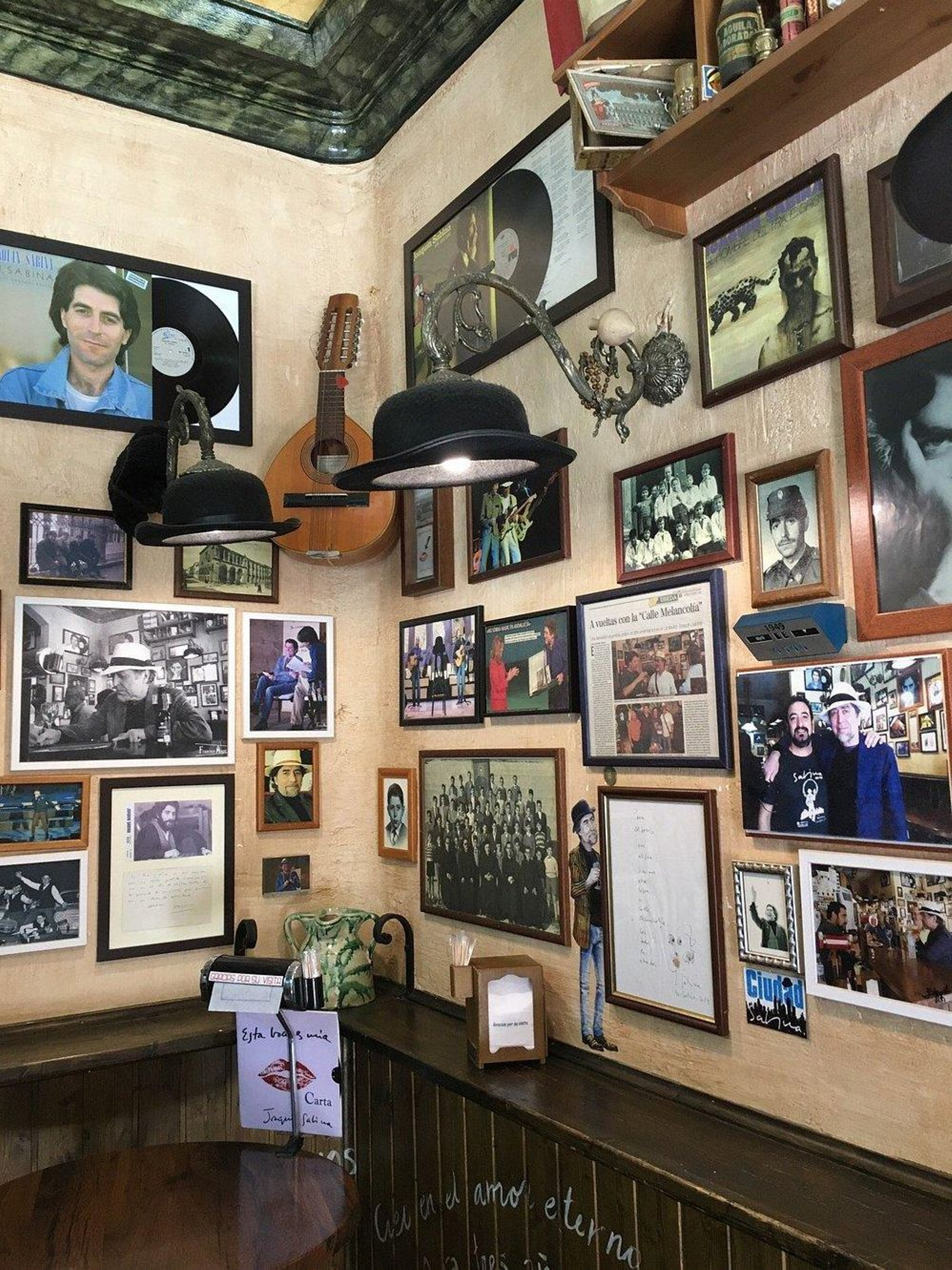 Uno de los curiosos rincones de este local, donde hasta las lámparas recuerdan la figura de Sabina.