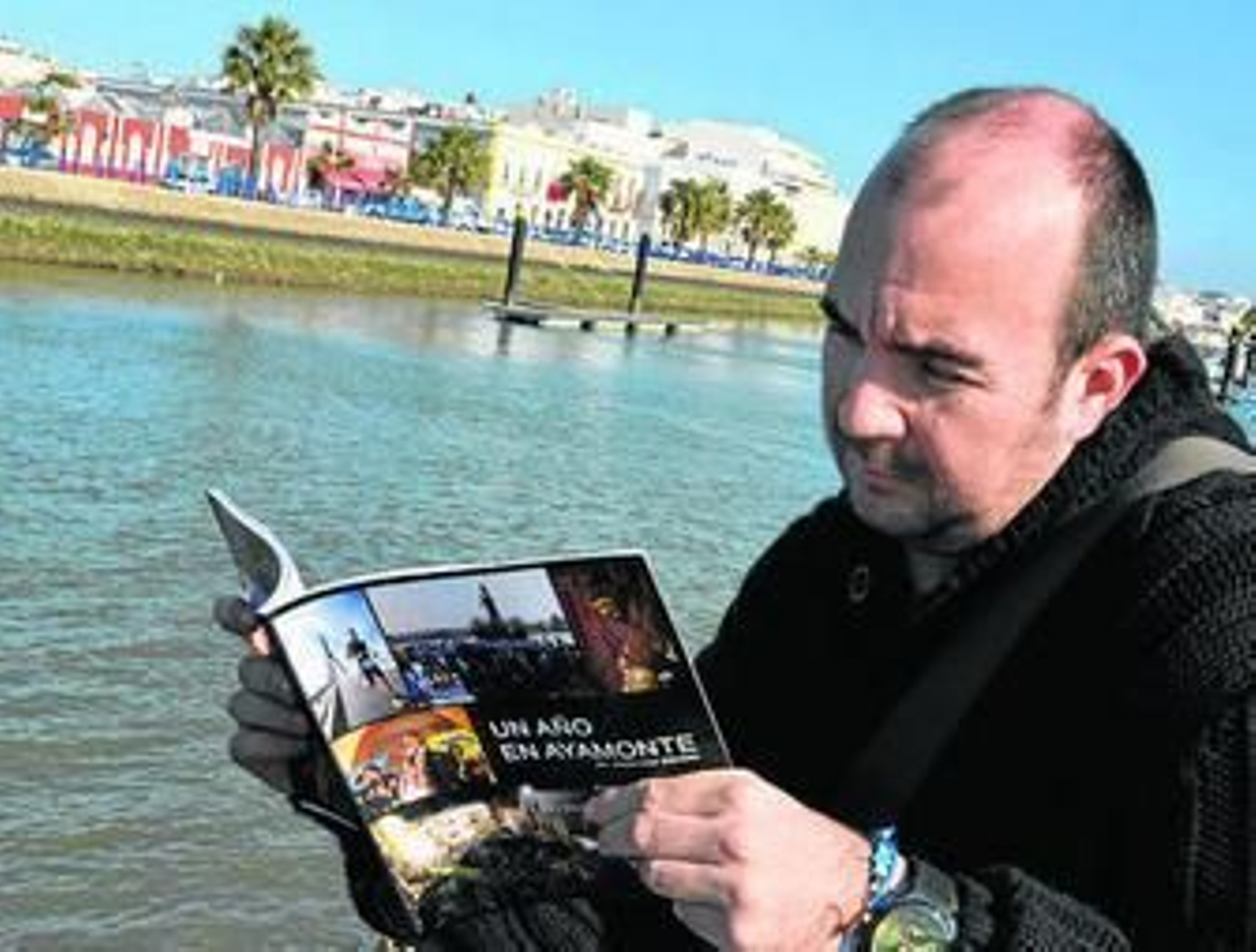 Javier Losa, con un ejemplar de su libro.
