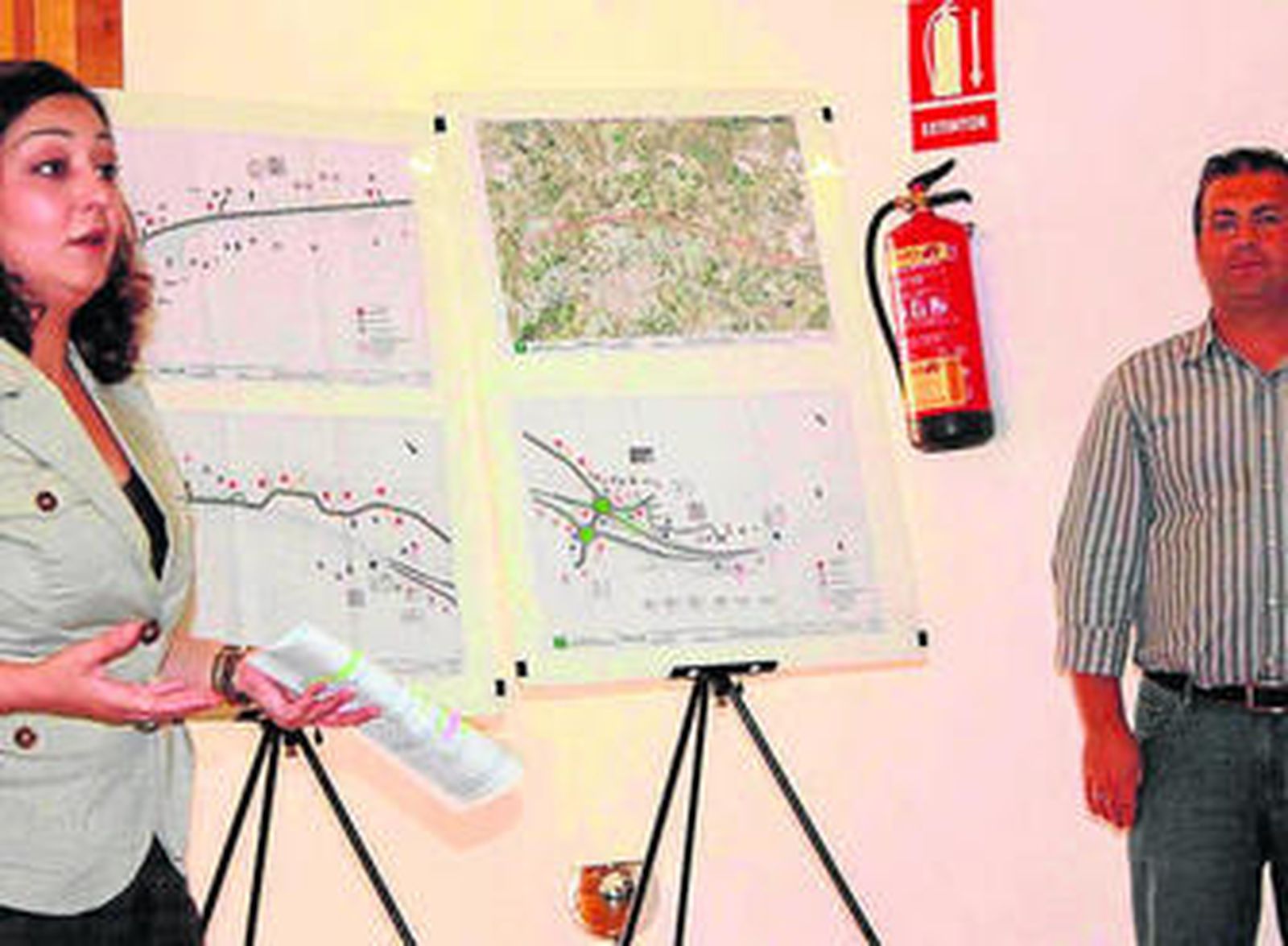 Rueda junto al alcalde de Alhama presentado el proyecto.