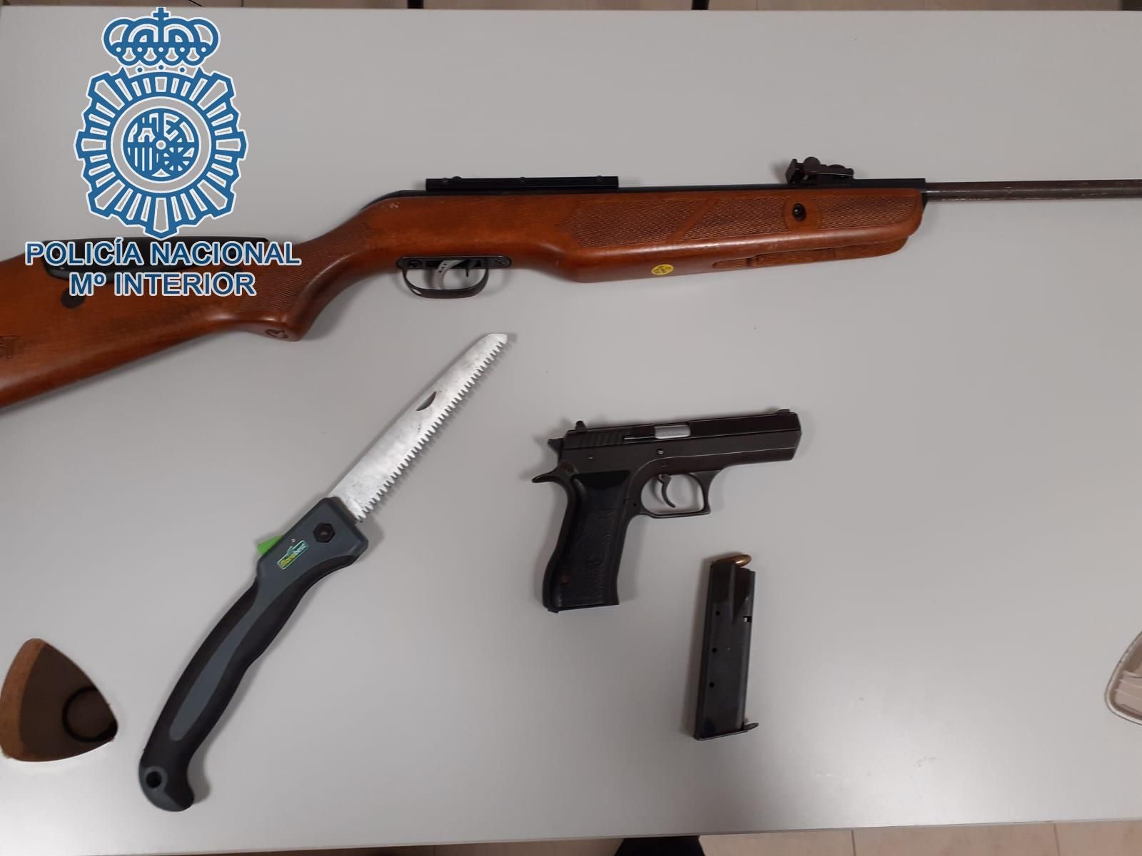 Las armas intervenidas al maltratador por la Policía.