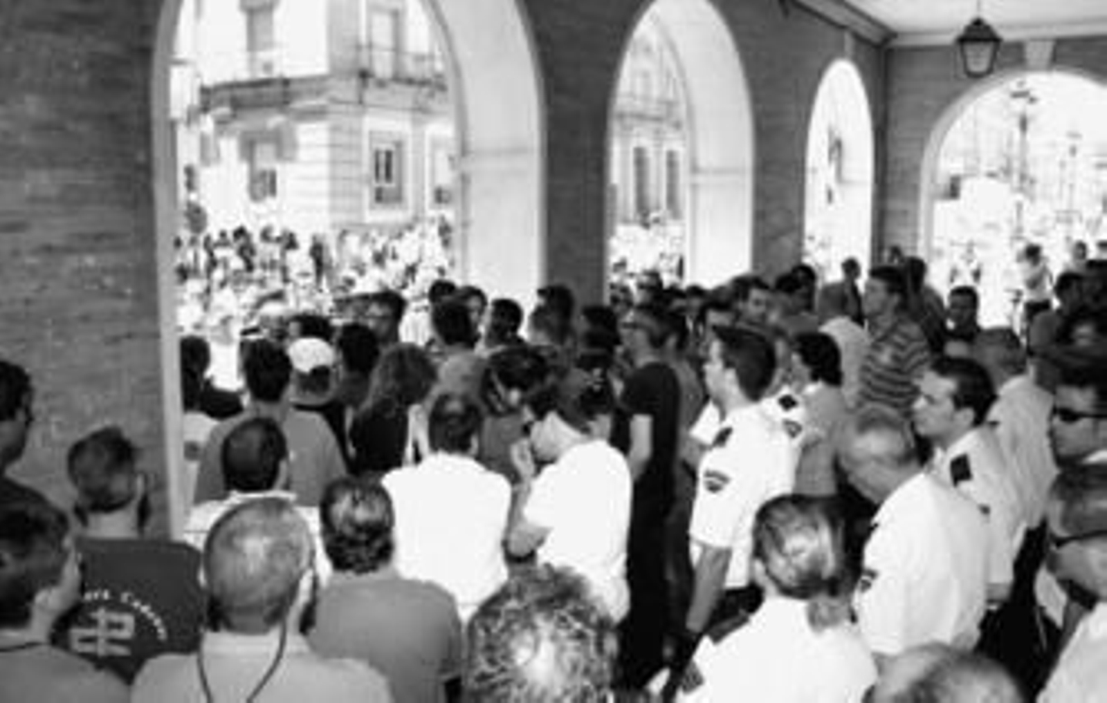 Trabajadores del metal ayer cortando la Gran Vía delante del sindicato CCOO, custodiado por la Policía.
