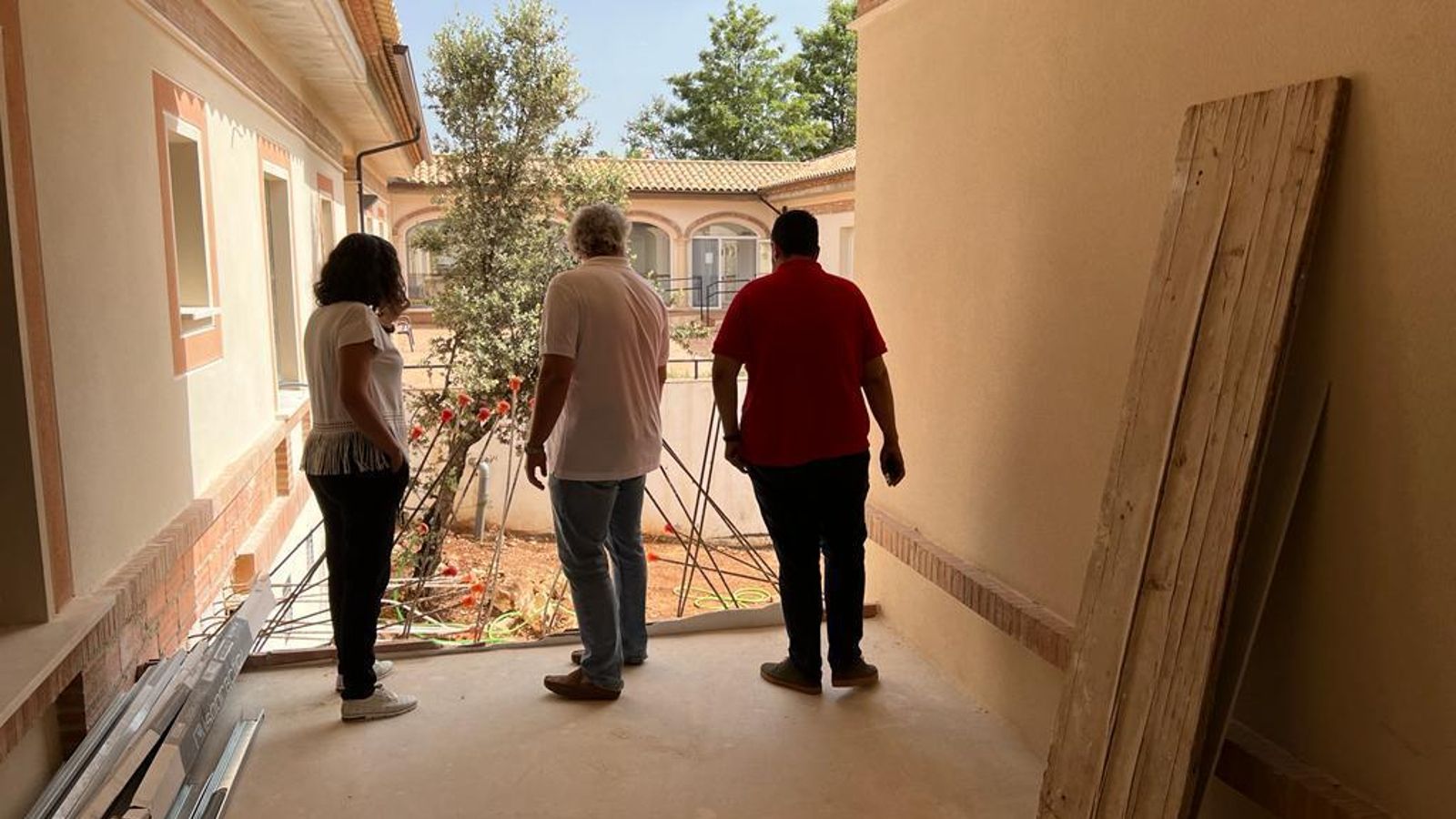 Una de las salidas al patio del centro de mayores.
