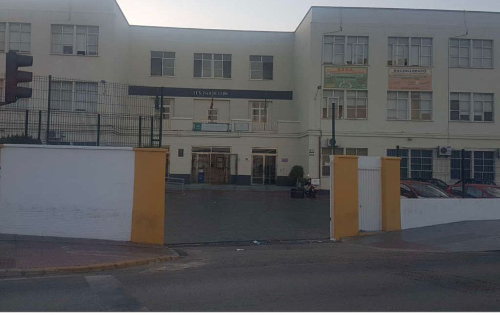 Entrada al IES Isla de León.