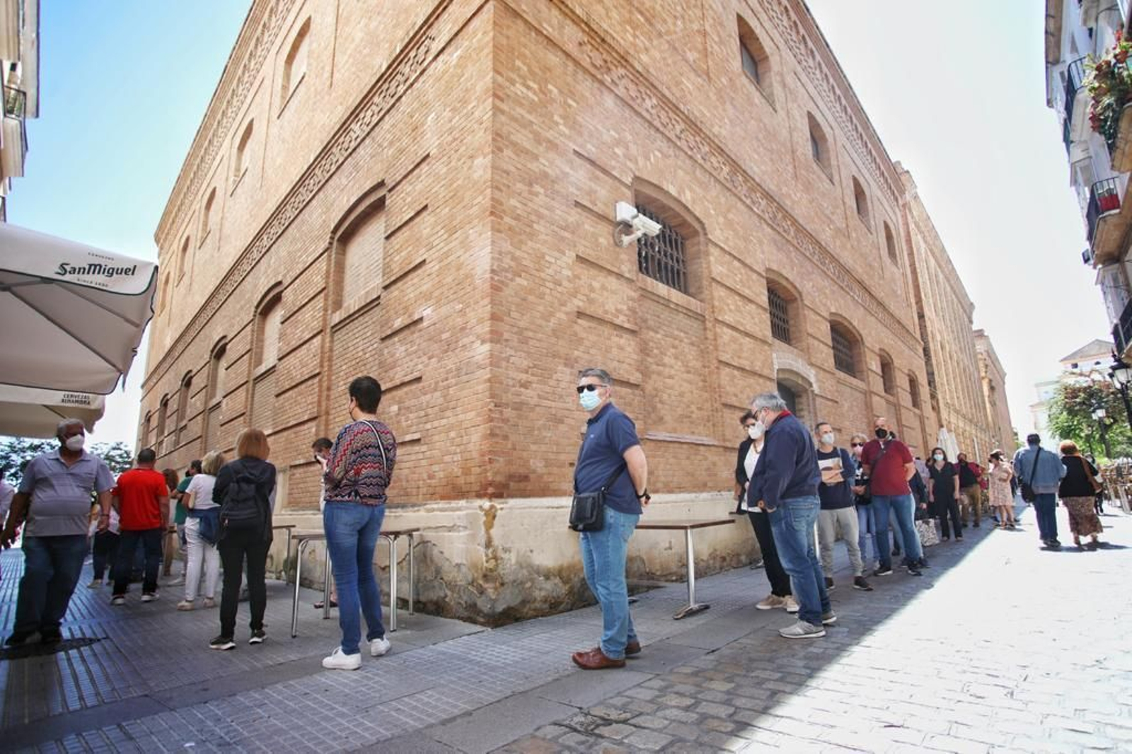 Las colas daban la vuelta al Palacio de Congresos.