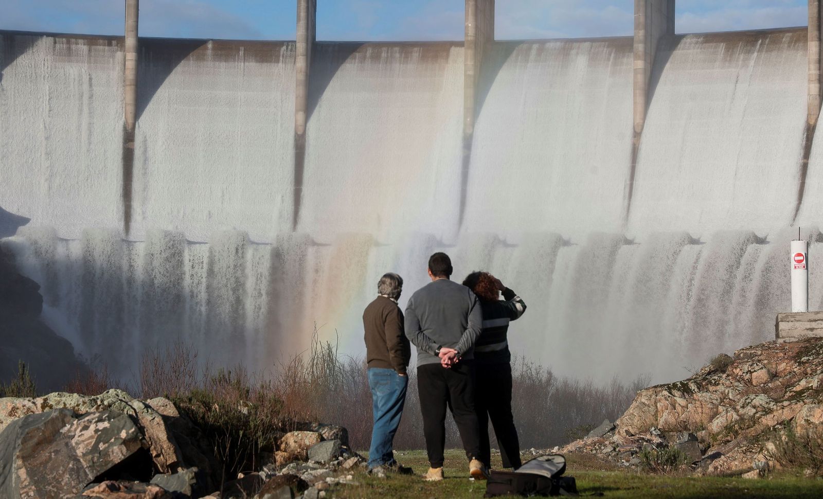La presa de Melonares, en Sevilla, durante un desembalse de agua.