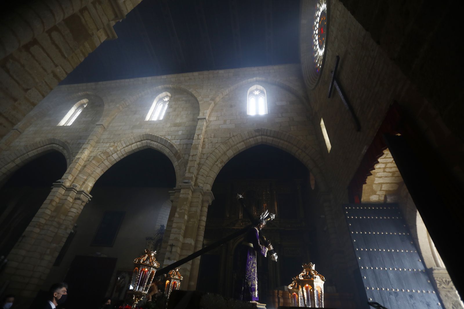 El vía crucis de las hermandades de Córdoba con el Señor del Calvario, en imágenes