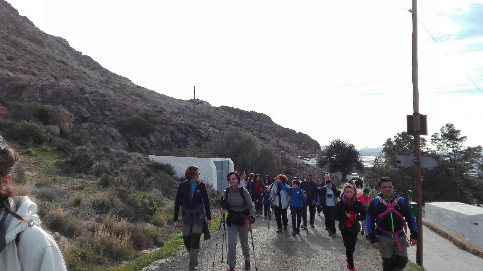 Senderistas realizando la Ruta de los Molinos.