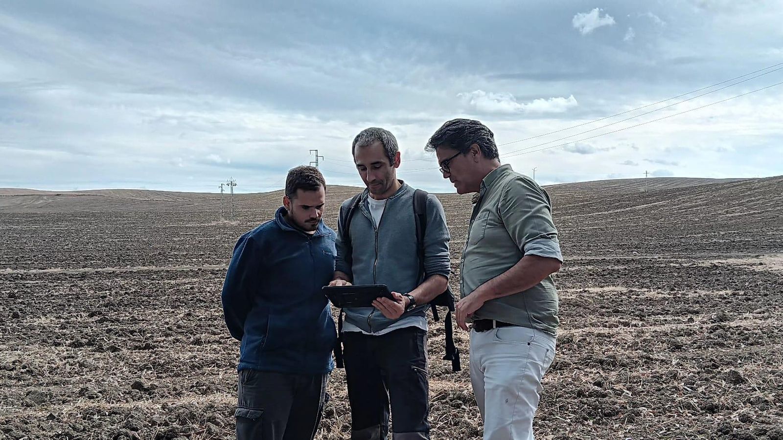 Los técnicos trabajan sobre el terreno.