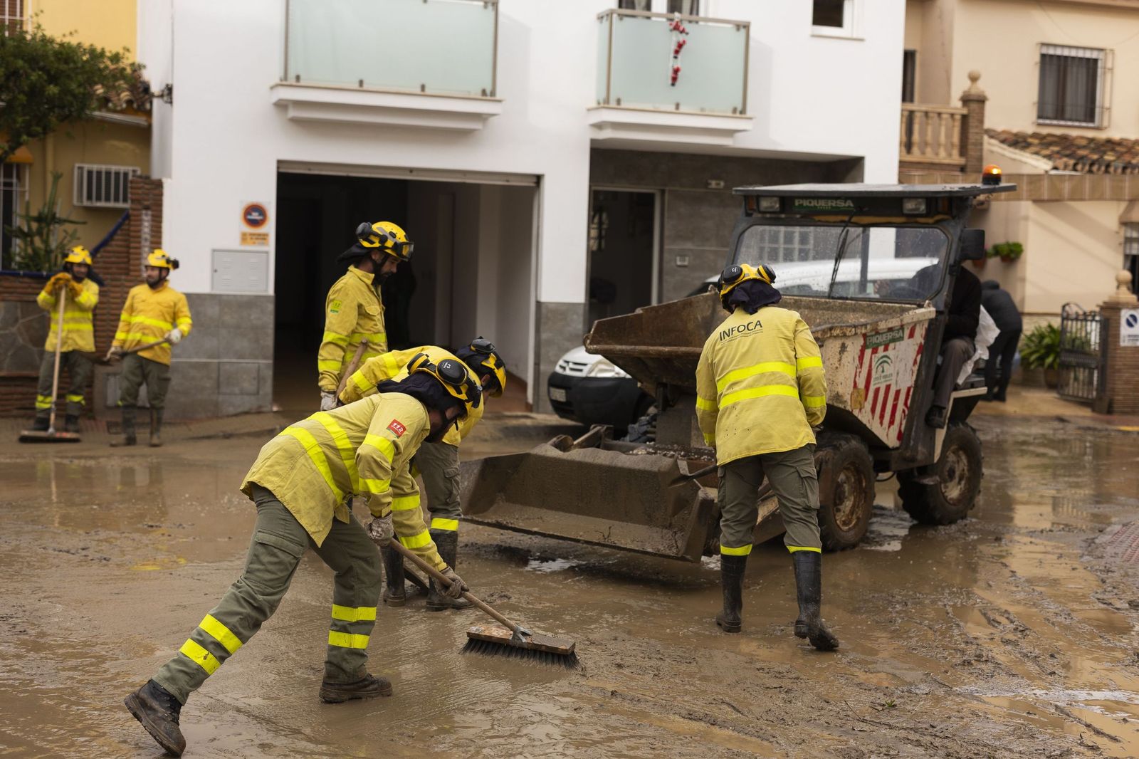 Tareas de limpieza en la Estación de Cártama, tras las inundaciones provocadas por el desbordamiento del río Guadalhorce.