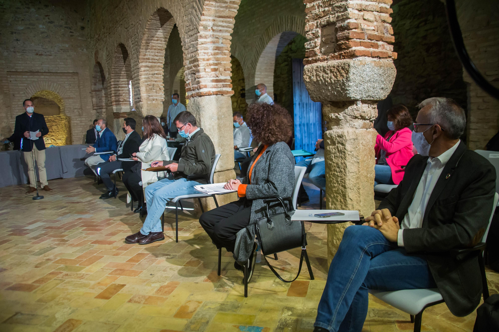 La sesión plenaria de ayer, celebrada en la mezquita de Almonaster la Real.