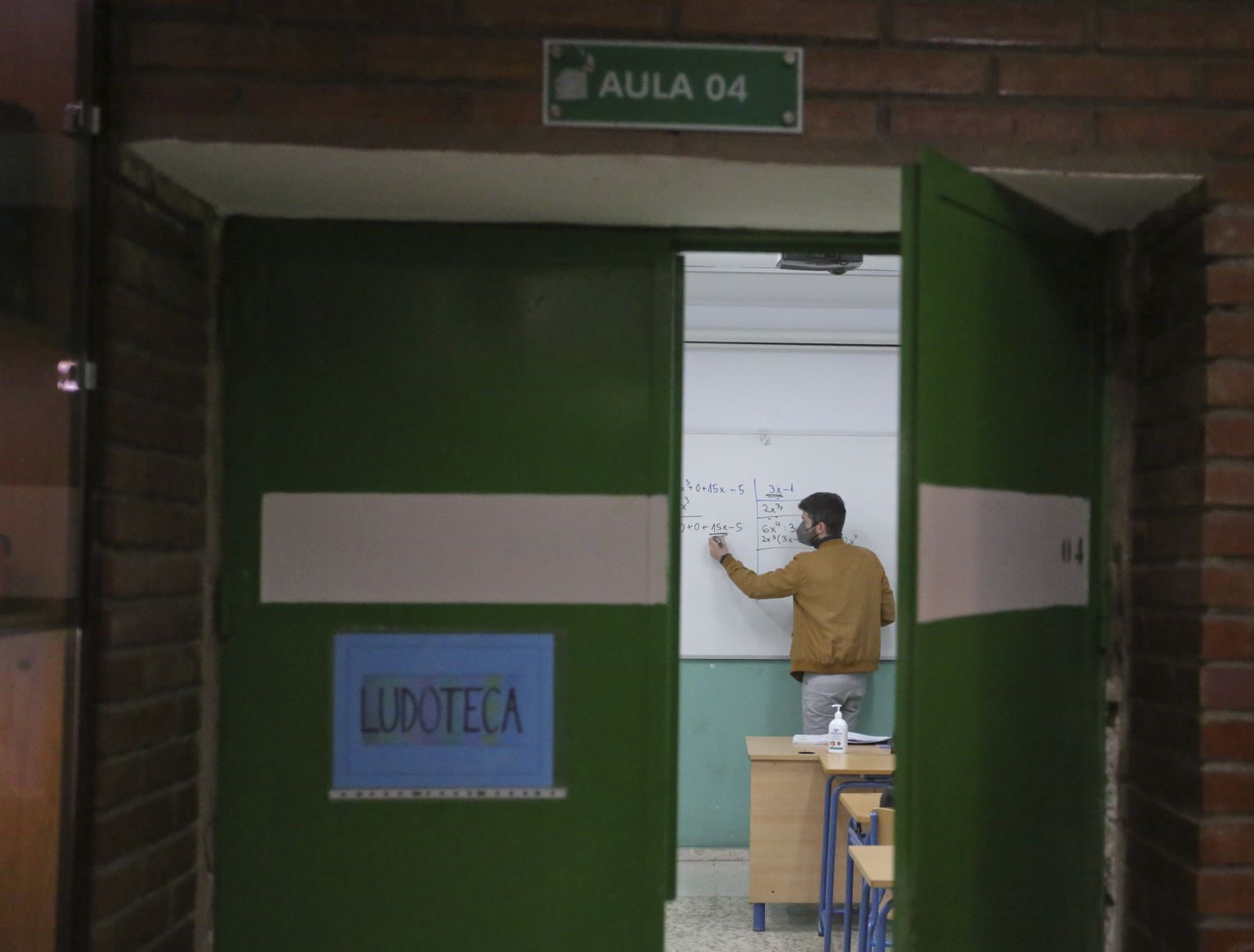 Profesor dando clases en un colegio de Málaga