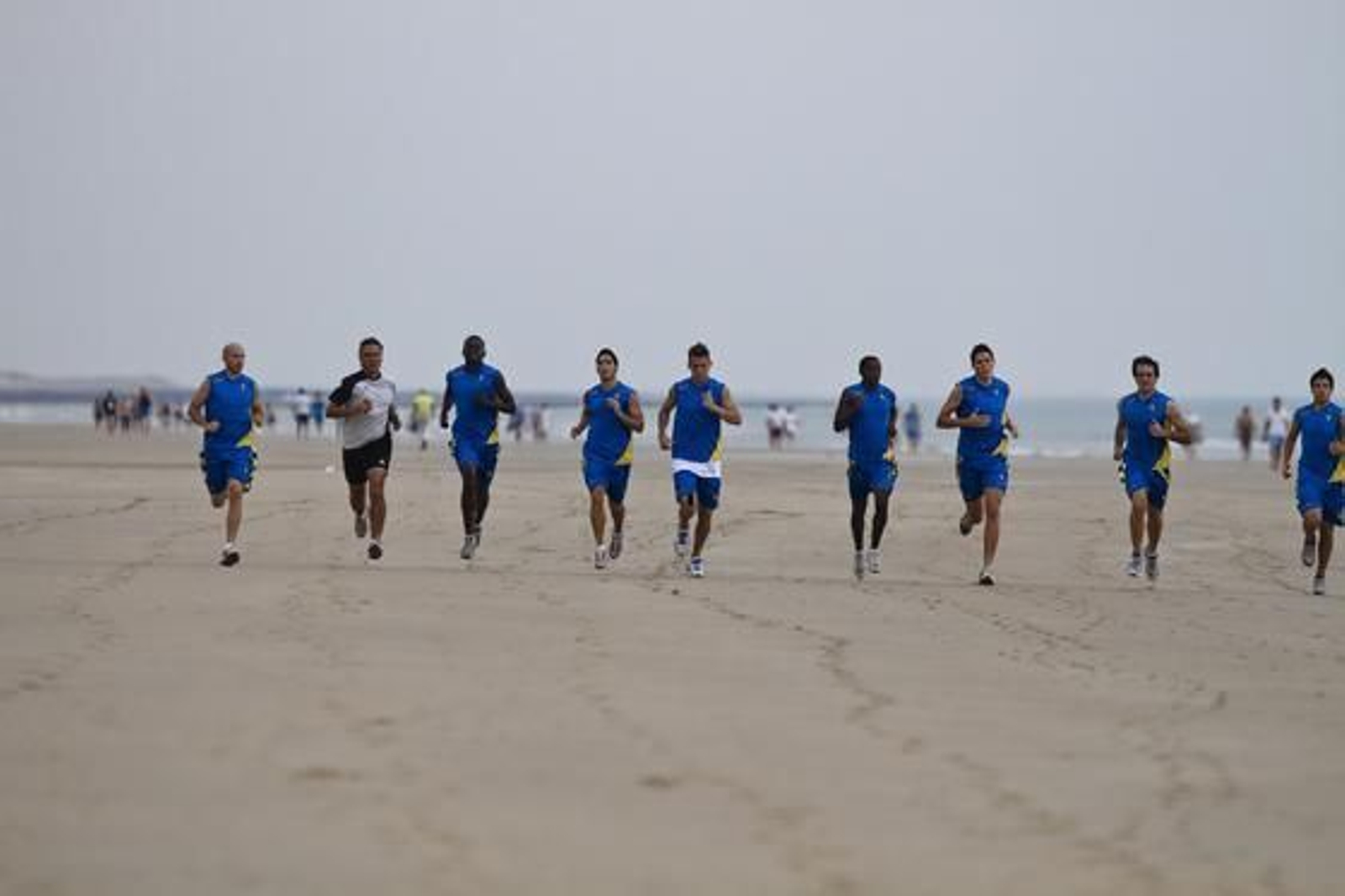 El Cádiz cambia el césped por la arena de la playa para seguir con su preparación para la temporada. 

Foto: Lourdes de Vicente