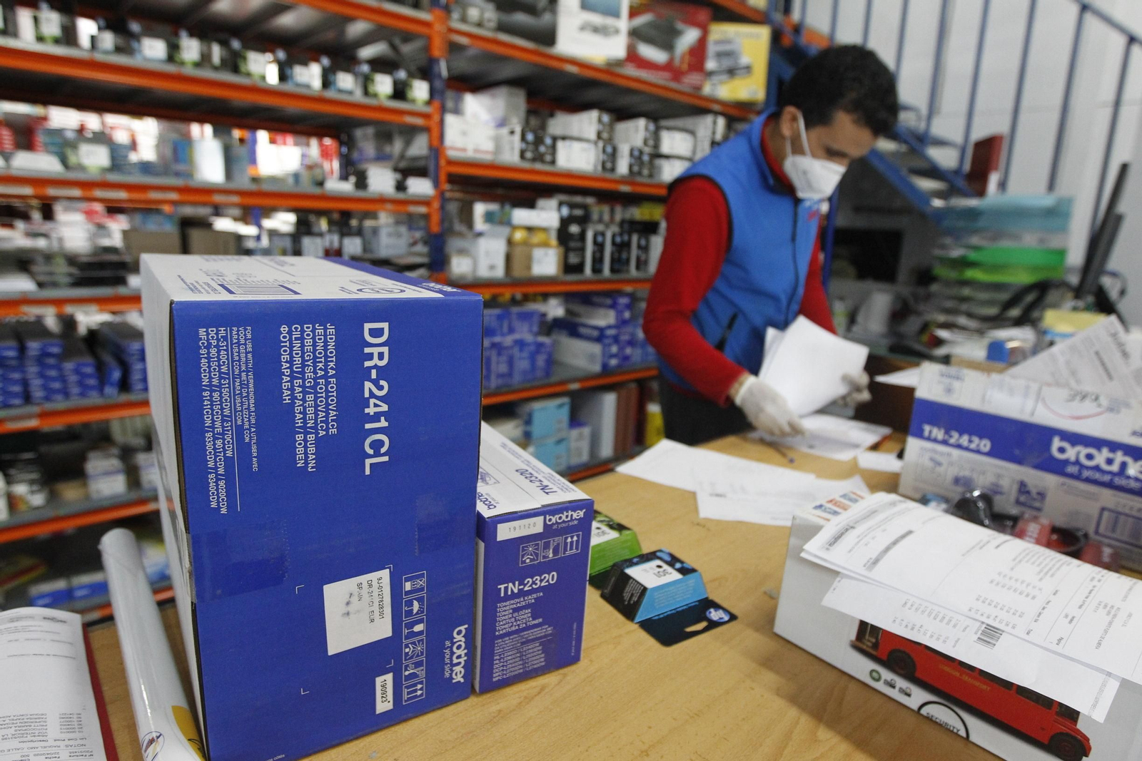 Trabajador de la empresa almeriense JOBE en sus instalaciones.