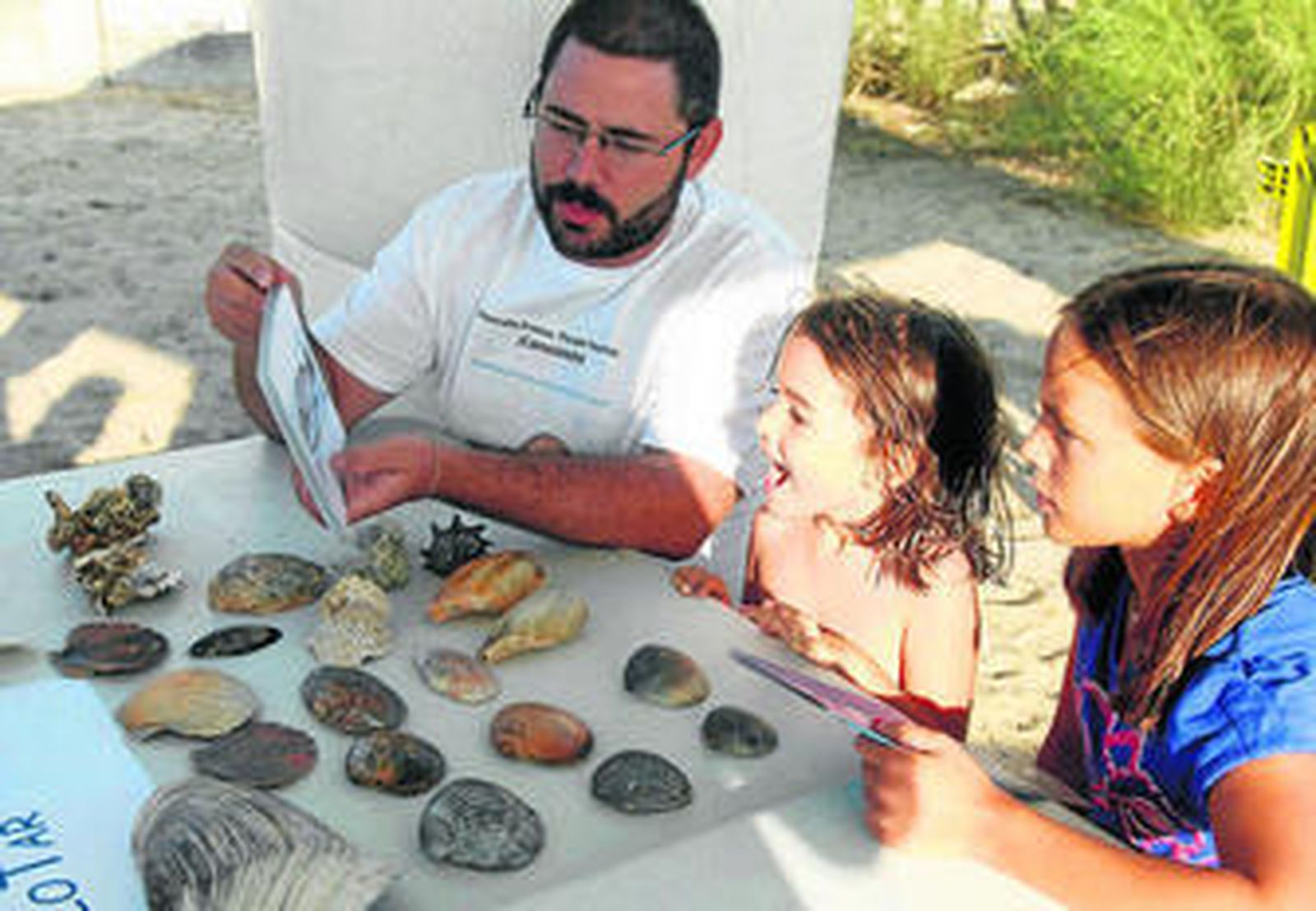 Una niña intenta descifrar una especie marina.