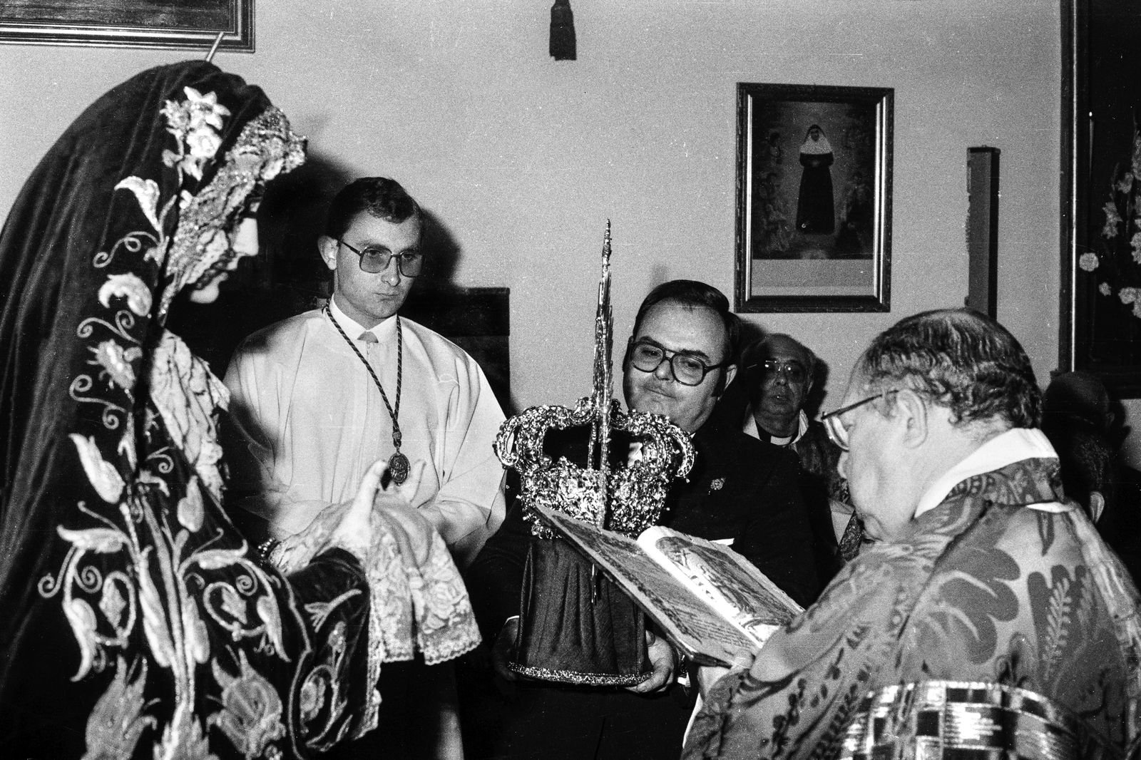Momento de la imposición de la corona a la Virgen de la Soledad de los Servitas.