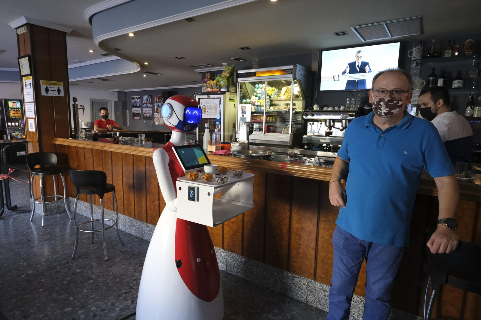 Fotogalería de Herbelita, la robot camarera de El Alquián.