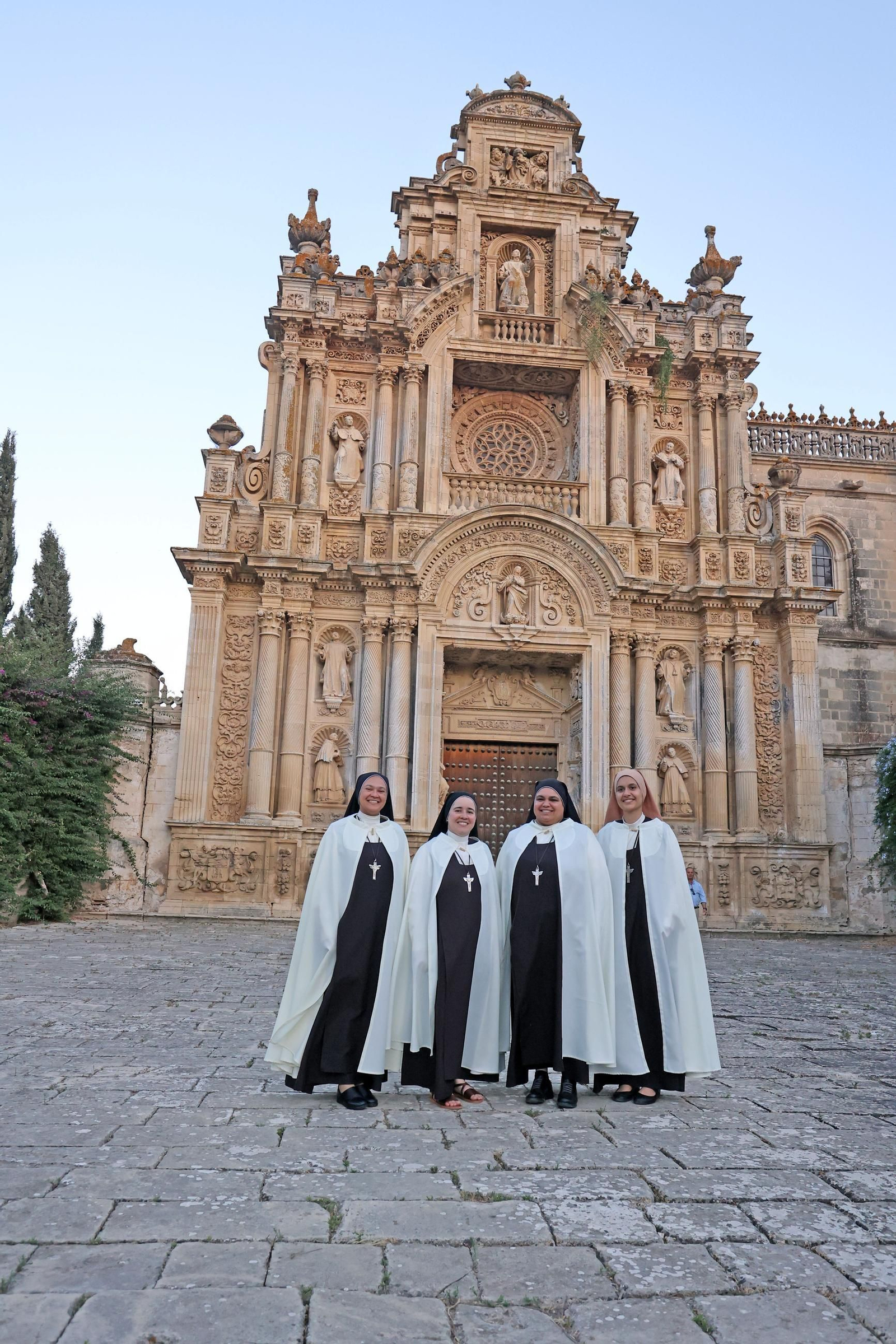 Imágenes de la misa de bienvenida a las hermanas Carmelitas en La Cartuja de Jerez