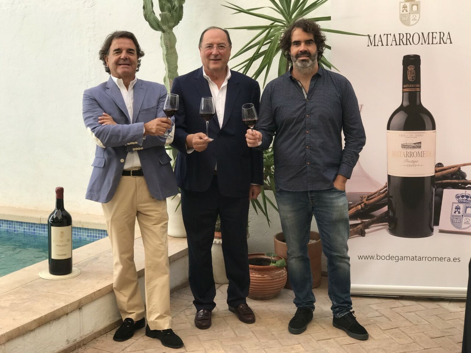 El presidente de la Bodega Carlos Moro (en el centro) junto a representantes de su distribuidor en Almería