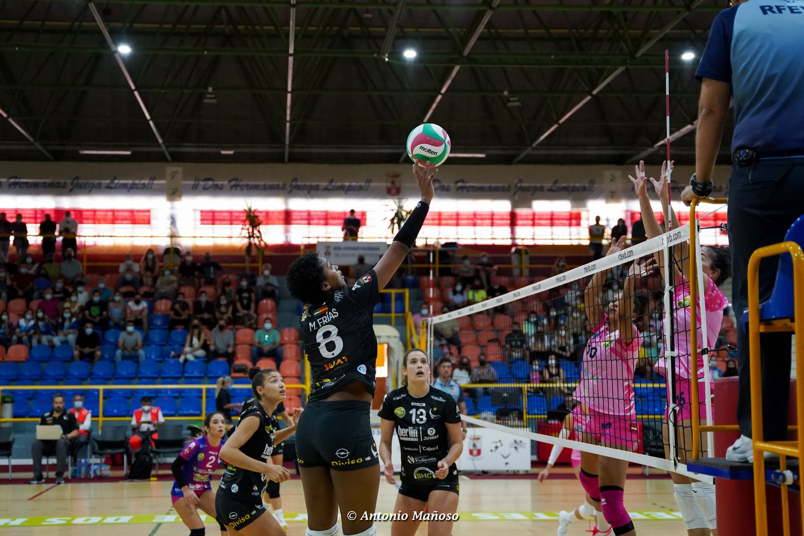 La peruana Frías trata de pasar el balón a campo contrario.