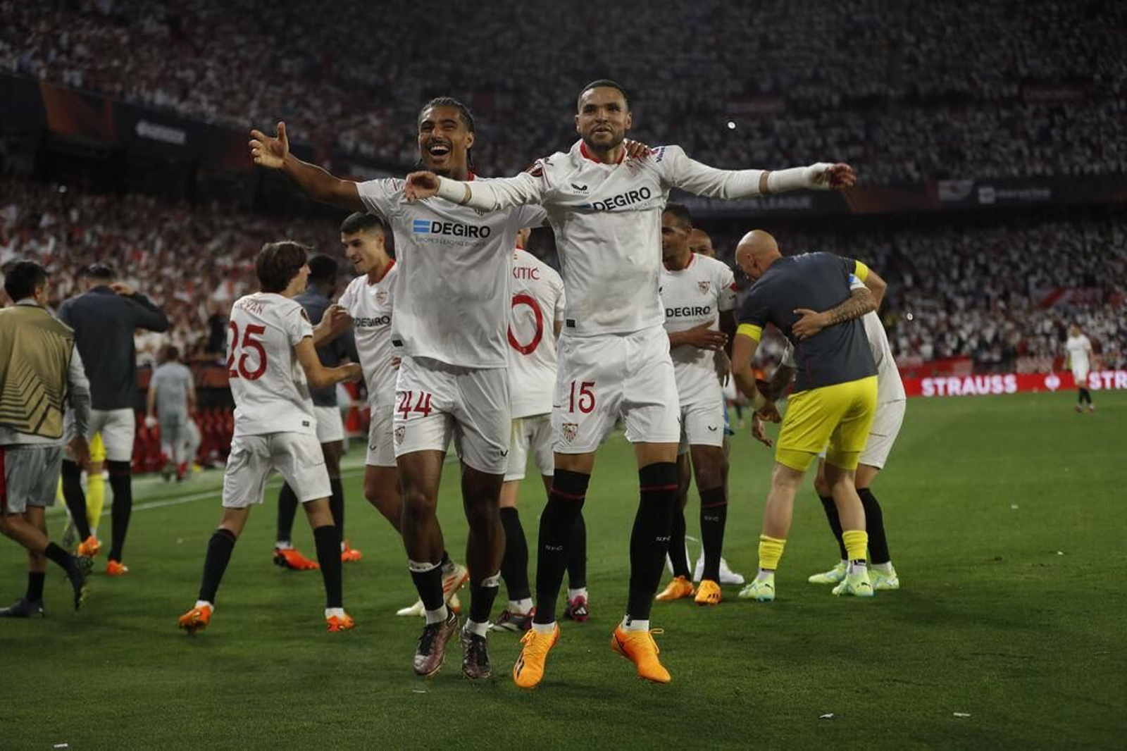 En-Nesyri celebra junto a Badé y la grada el tercer gol al Manchester United.