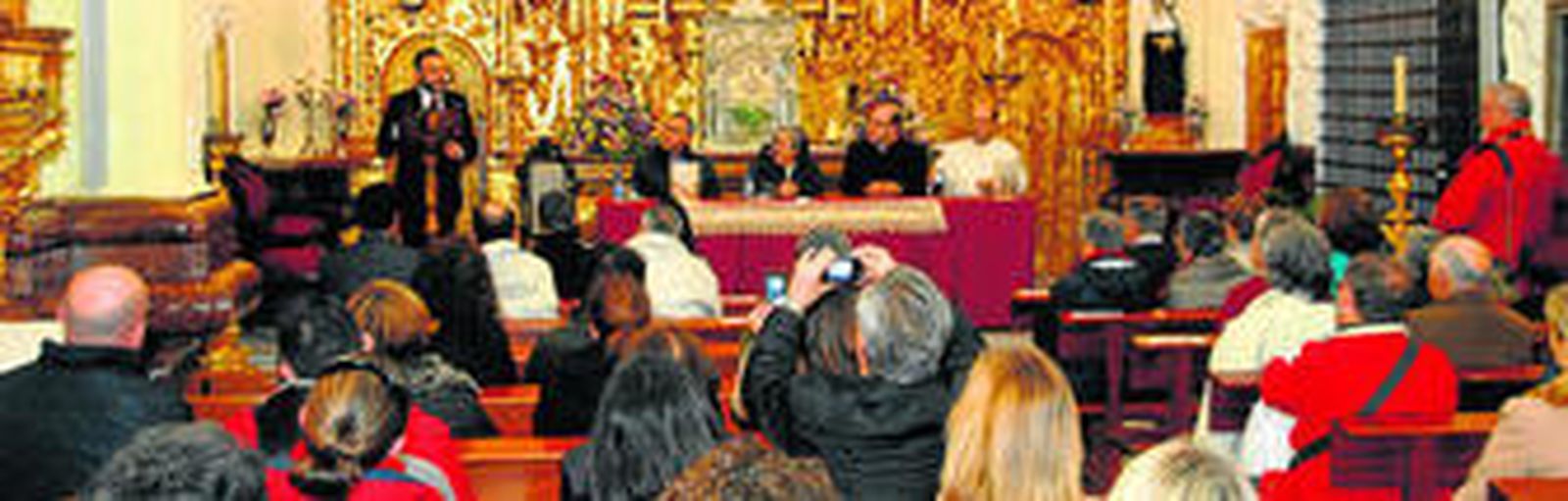 Un momento de la presentación de la última novela de Jesús Sánchez Adalid, ayer, en la capilla de la Compañía de María, en San Fernando.
