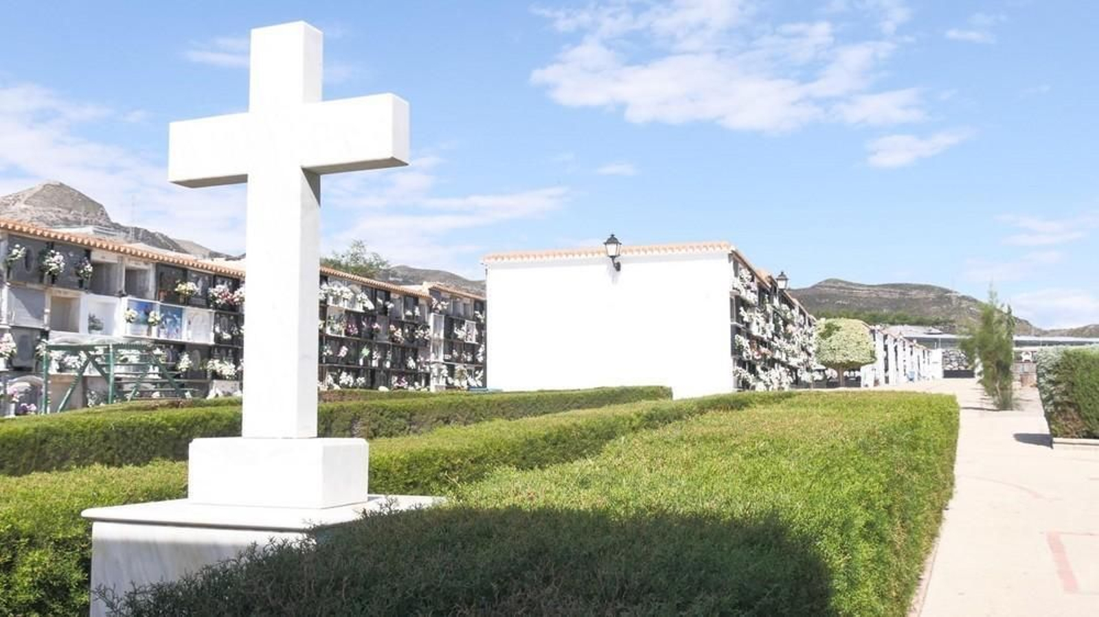 El camposanto de Adra, preparado para recibir a numerosos visitantes.