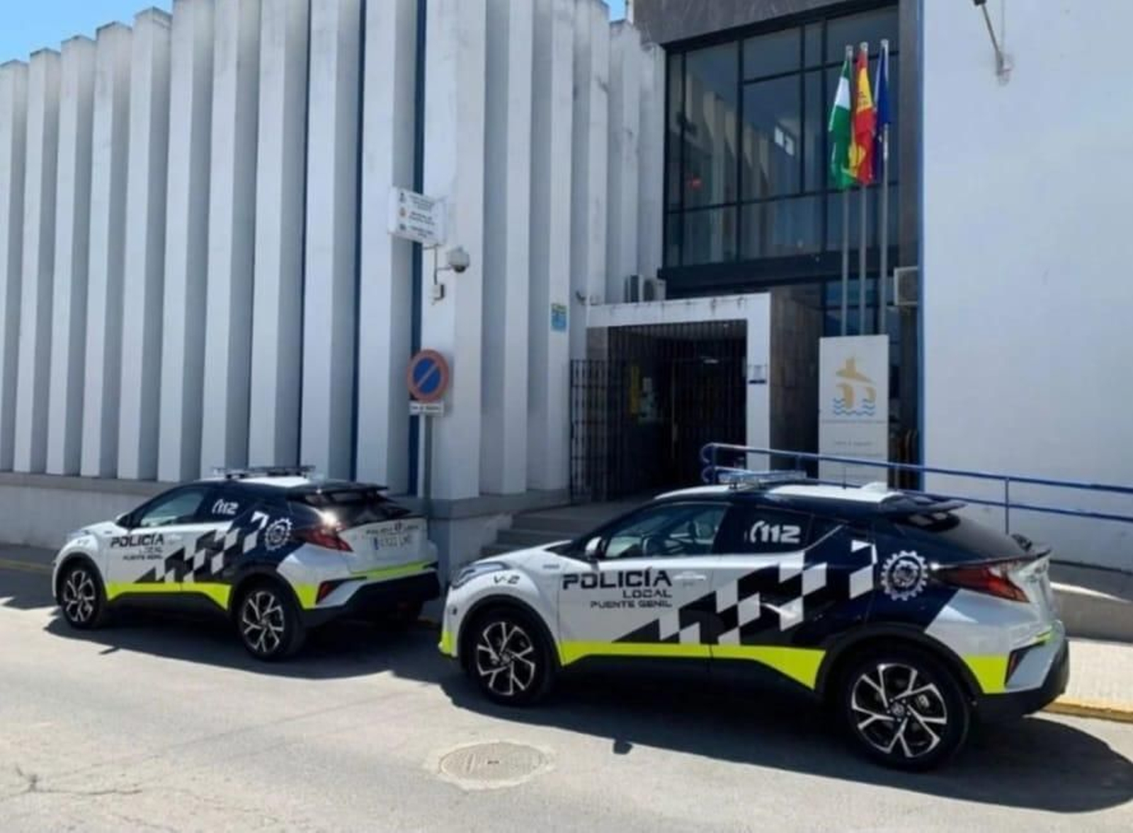 Dos coches patrulla, en la puerta de la Jefatura de la Policía Local de Puente Genil.