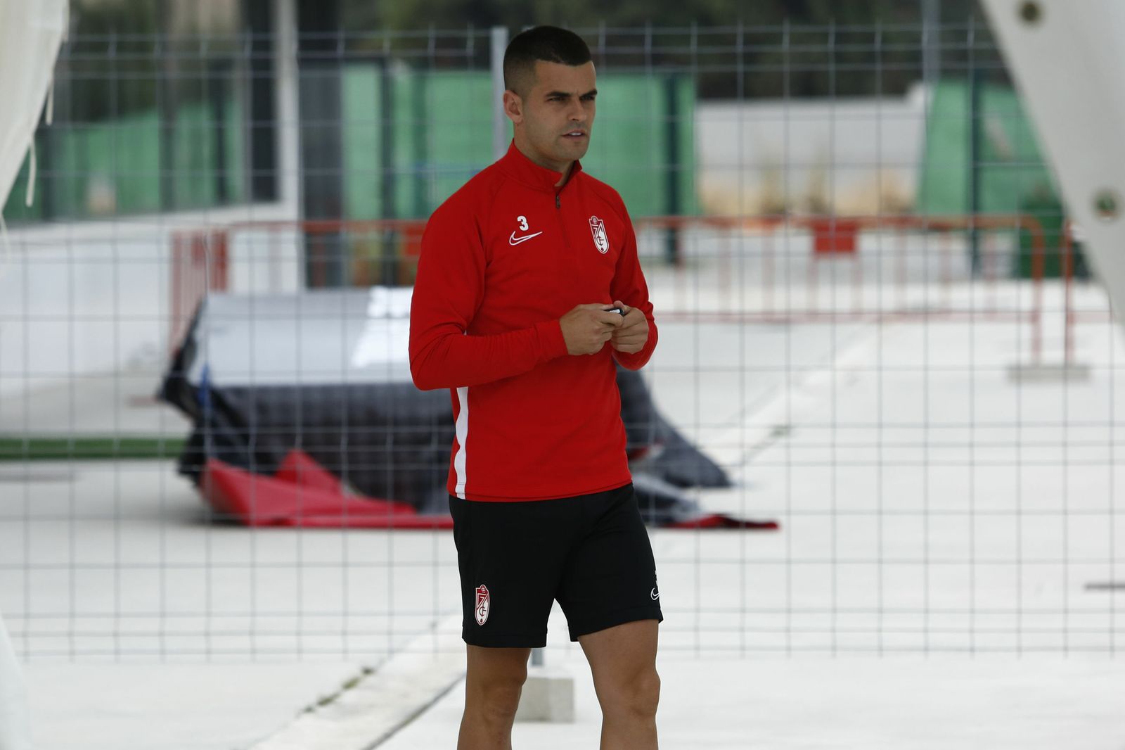 Álex Martínez, al inicio de un entrenamiento del Granada.