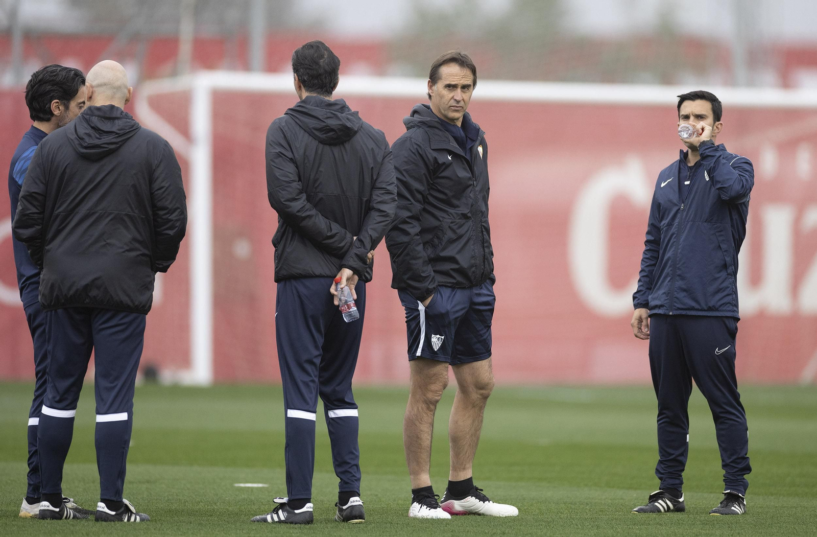 Julen Lopetegui, junto a Pepe Cano, Juanvi Peinado, Pablo Sanz y Óscar Caro, su cuerpo técnico.