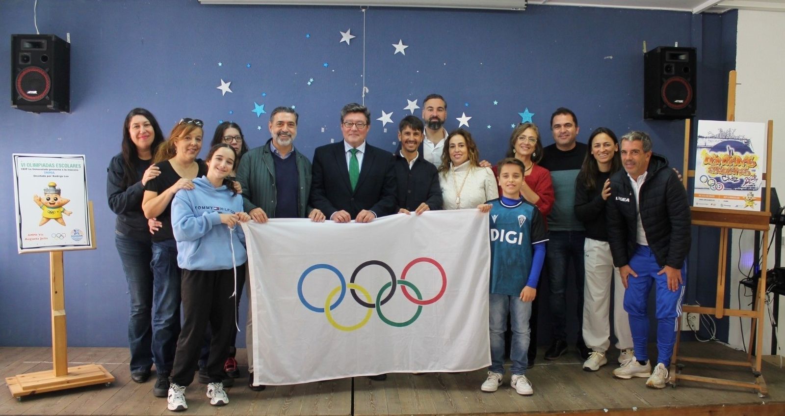 El CEIP La Inmaculada recibiendo en noviembre la bandera de las Olimpiadas de manos del CEIP Gadir.