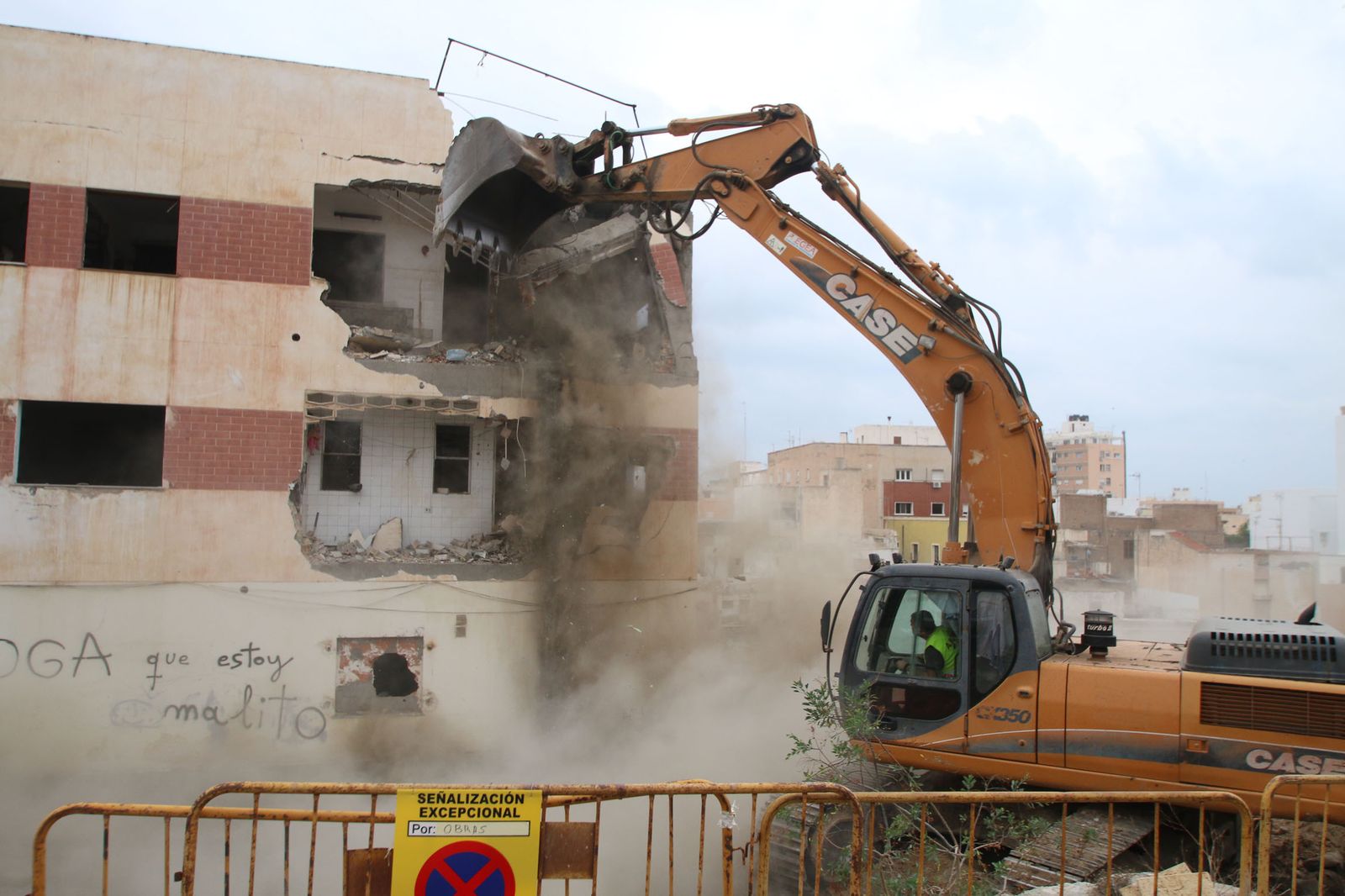 Las obras han comenzado con la demolición de este edificio de tres plantas.